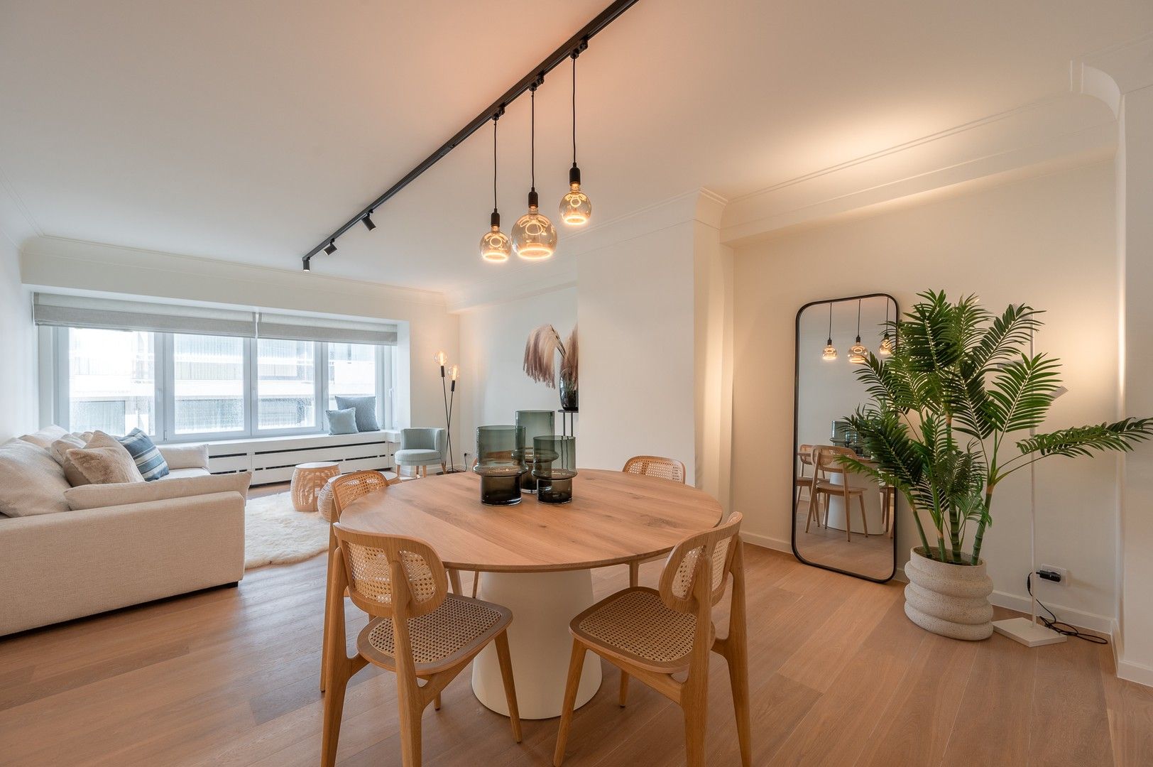 Schitterend gerenoveerd appartement heel goed gelegen op de Kustlaan te Knokke. foto 3