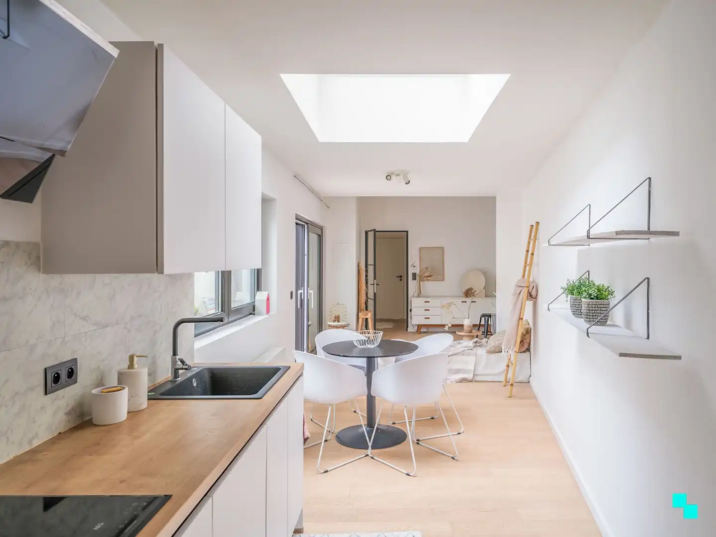 Gerenoveerd appartement met 2 slaapkamers en koer nabij Gent Dampoort foto 6