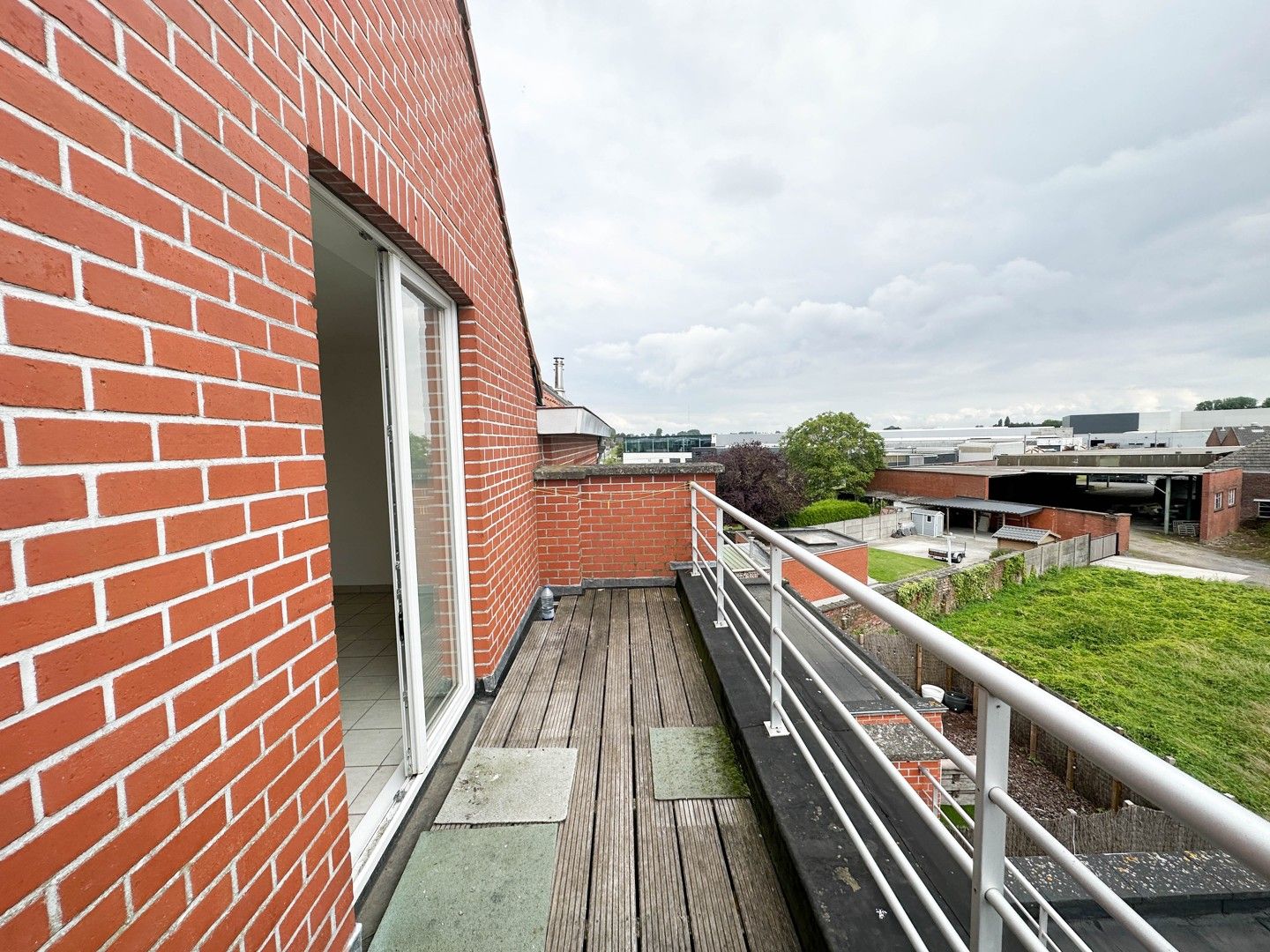 Instapklaar duplex-appartement met twee slaapkamers te Ardooie! foto 2