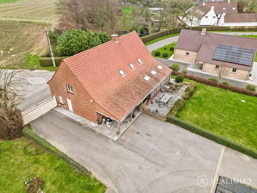 Zéér ruime rustig gelegen villa met afgesloten stal en autostaanplaats! foto 2