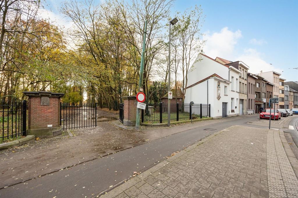 Originele woning grenzend aan Rivierenhof foto 29