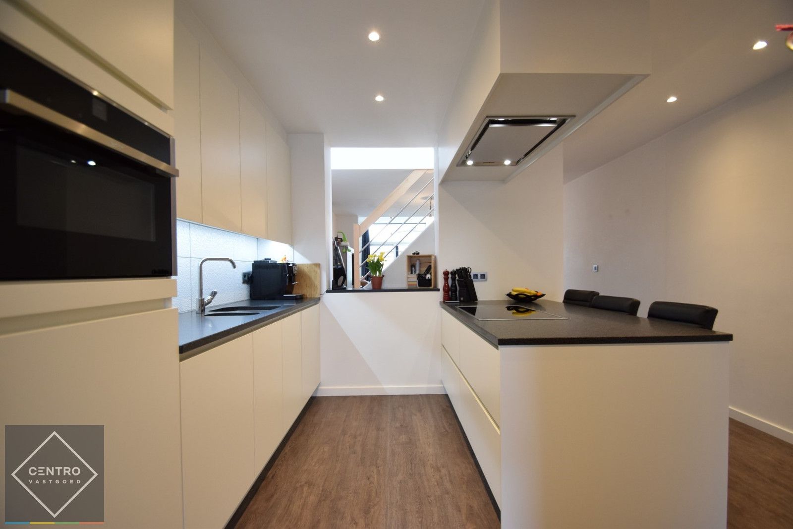 Volledig gerenoveerde woning met 3 slpks en leuke tuin! foto 8