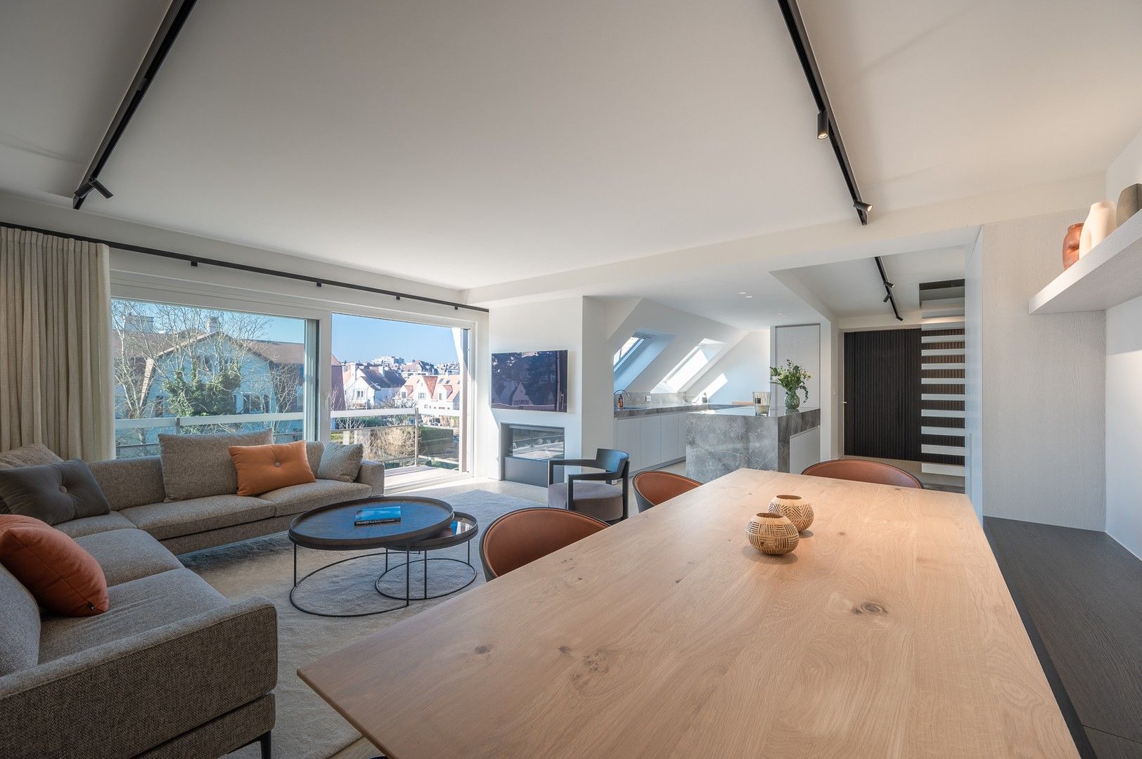 Hoofdfoto van de publicatie: Zonnig gerenoveerd appartement met zuidwestgericht terras en open zicht op wandelafstand van het strand in hartje Zoute.