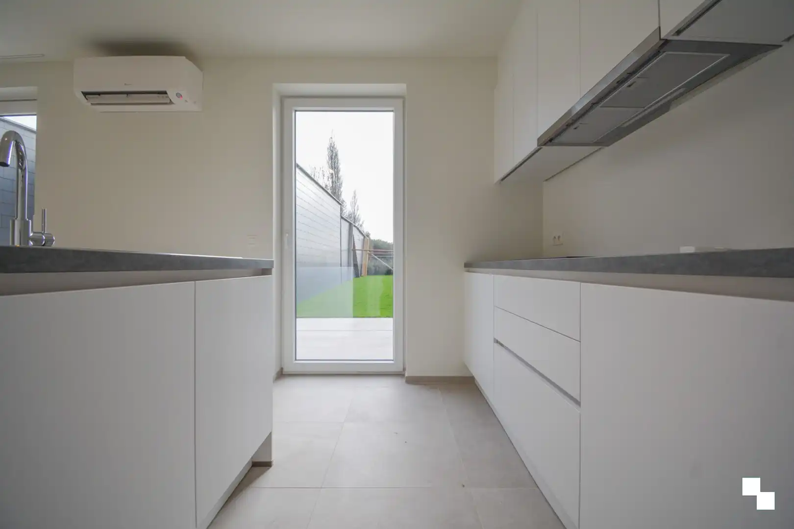 Volledig afgewerkte nieuwbouwwoning met carport te Sleihage foto 6