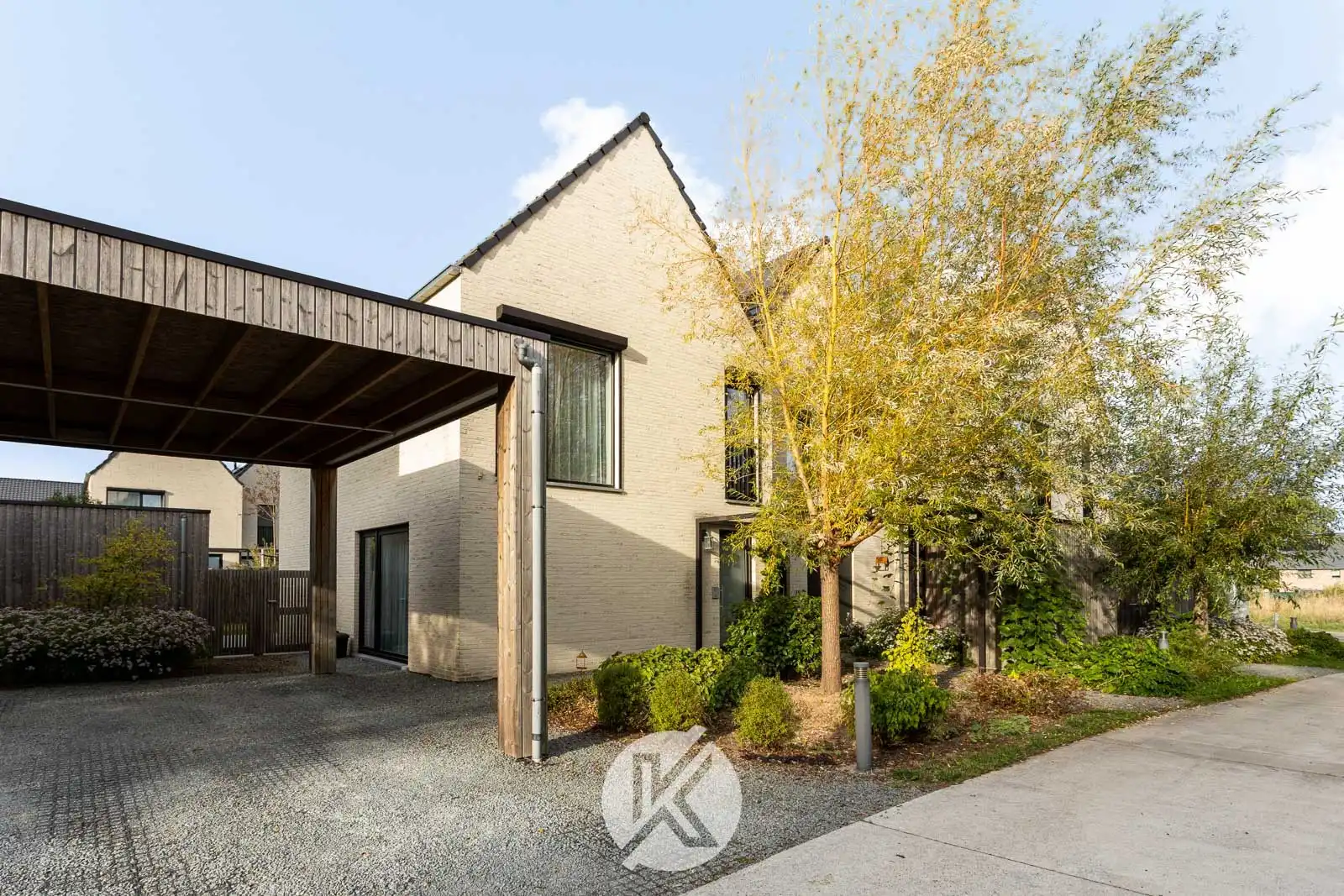 Recente, lichtrijke woning met carport foto {{pictureIndex}}