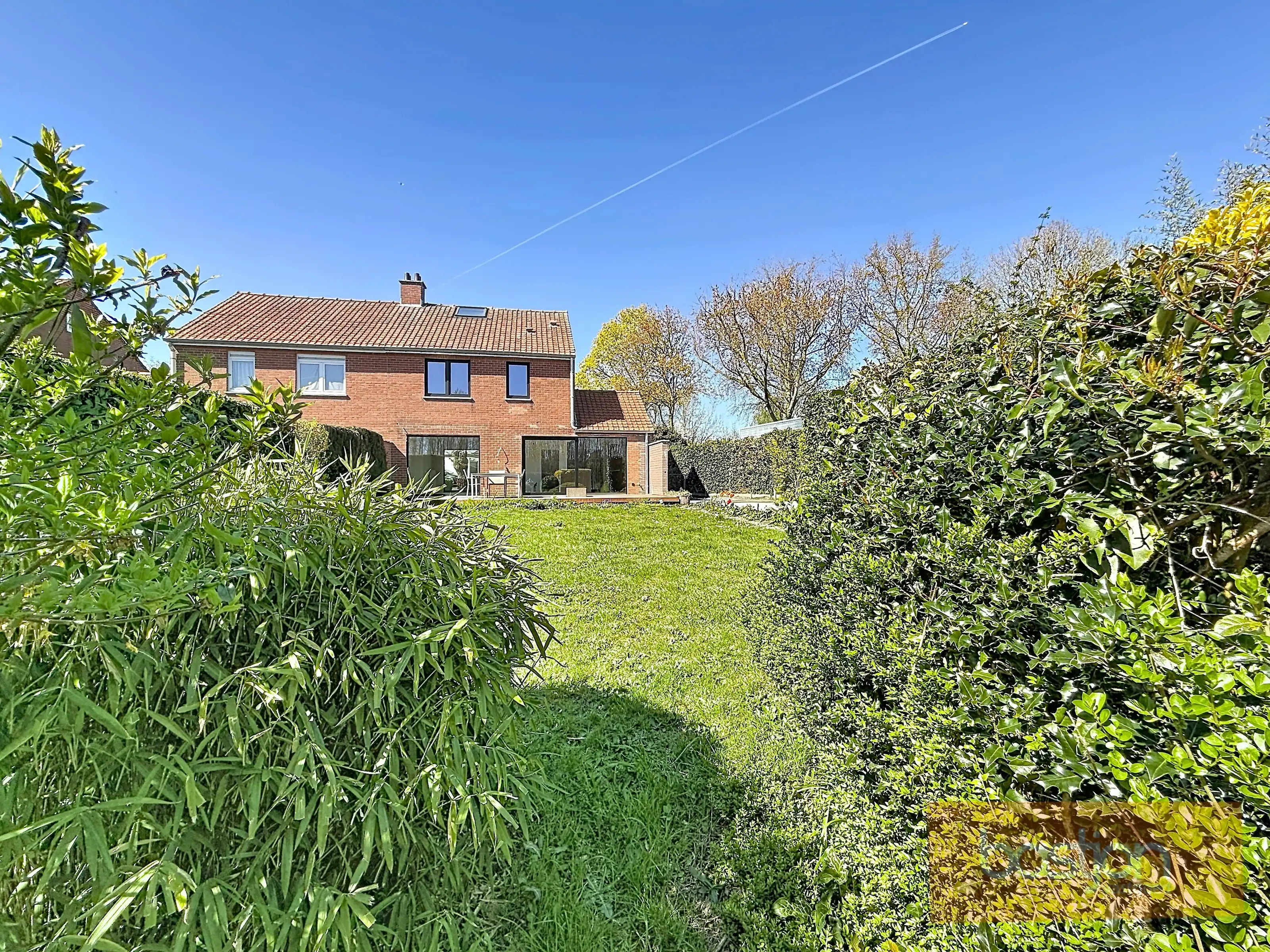 Volledig gerenoveerde, lichtrijke woning met uitzicht op het Preshoekbos foto {{pictureIndex}}