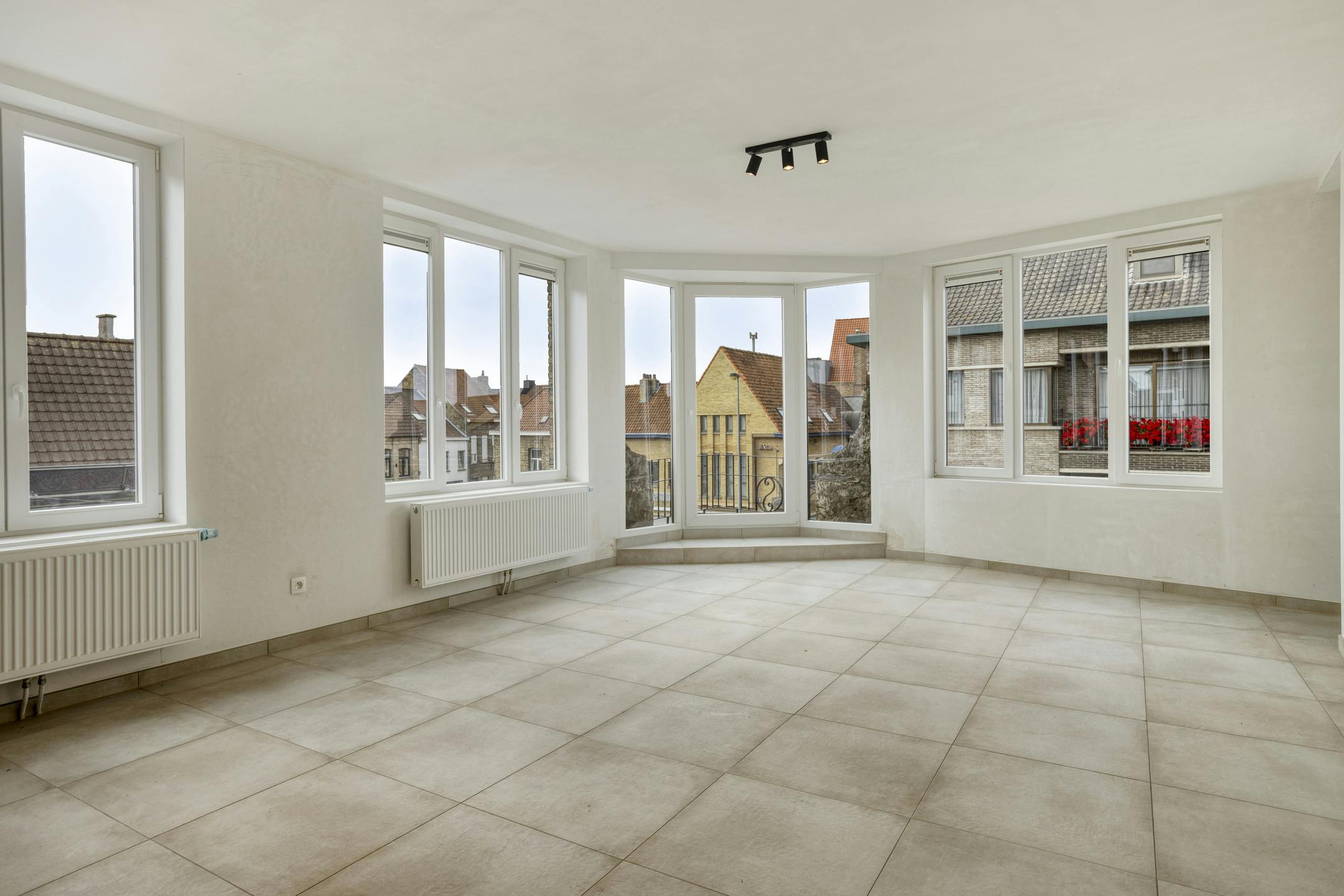 Pand met 2 gerenoveerde appartementen en winkel te Veurne. foto 11
