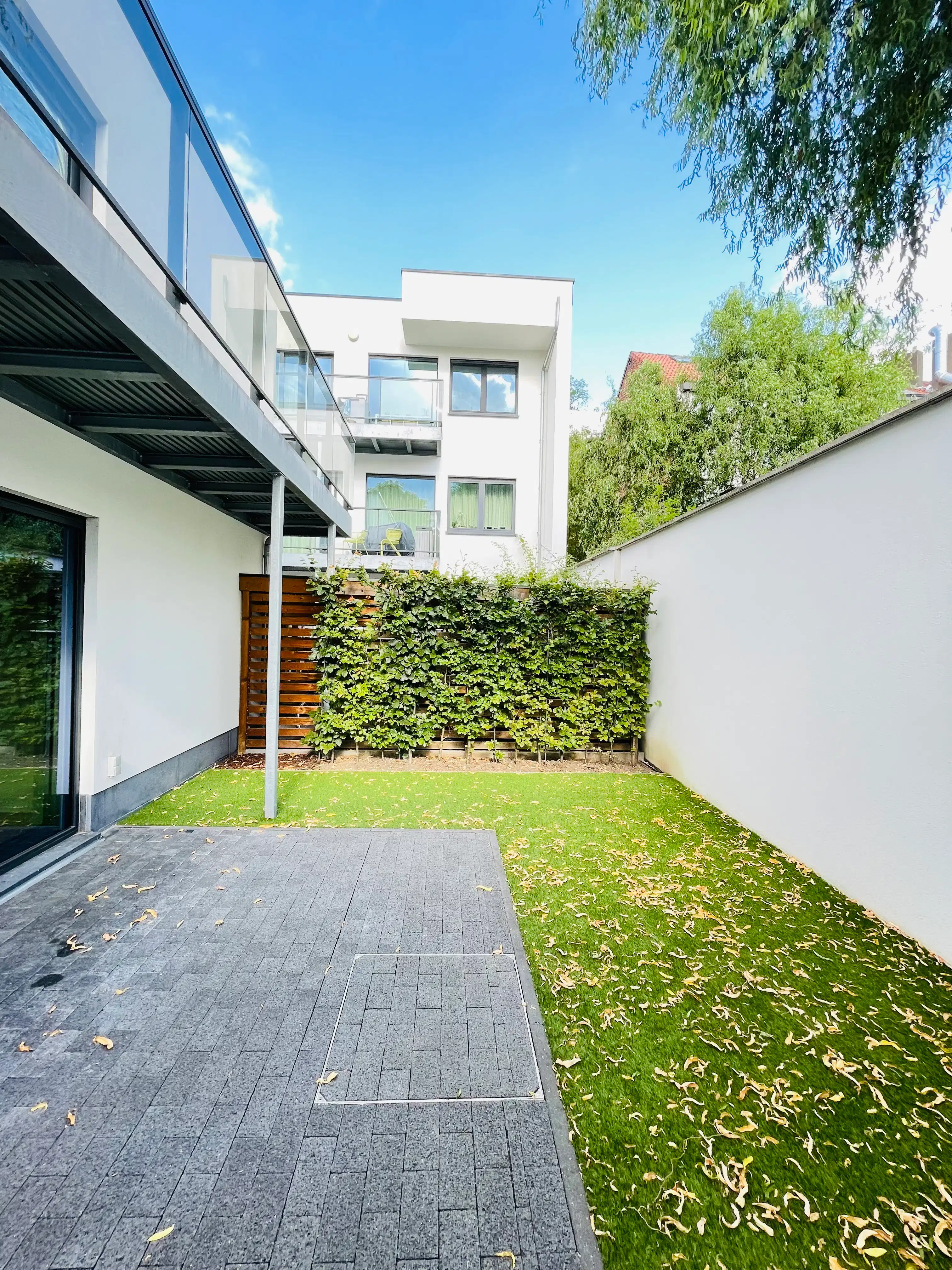 Stijlvol en recent appartement met tuin en patio foto {{pictureIndex}}