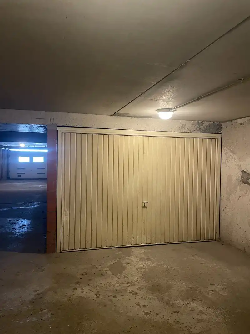 Garage te huur foto {{pictureIndex}}