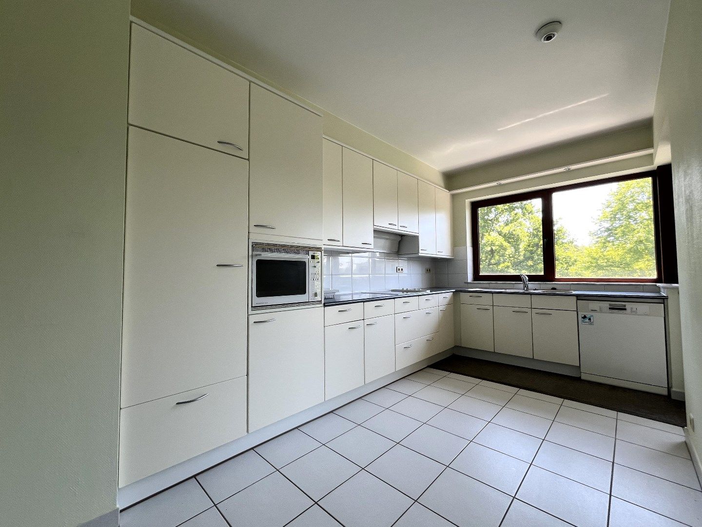 Instapklaar 2 slpk-appartement met 2 terrassen en autostnplts foto 6