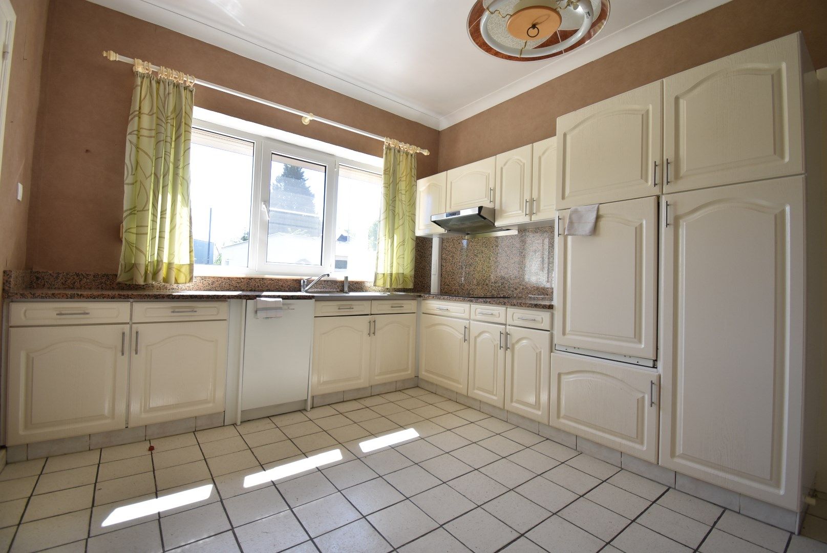 ** WACHTLIJST VOLZET **Verzorgde vrijstaande woning met 3 slaapkamers vlakbij centrum Hoeselt foto 10