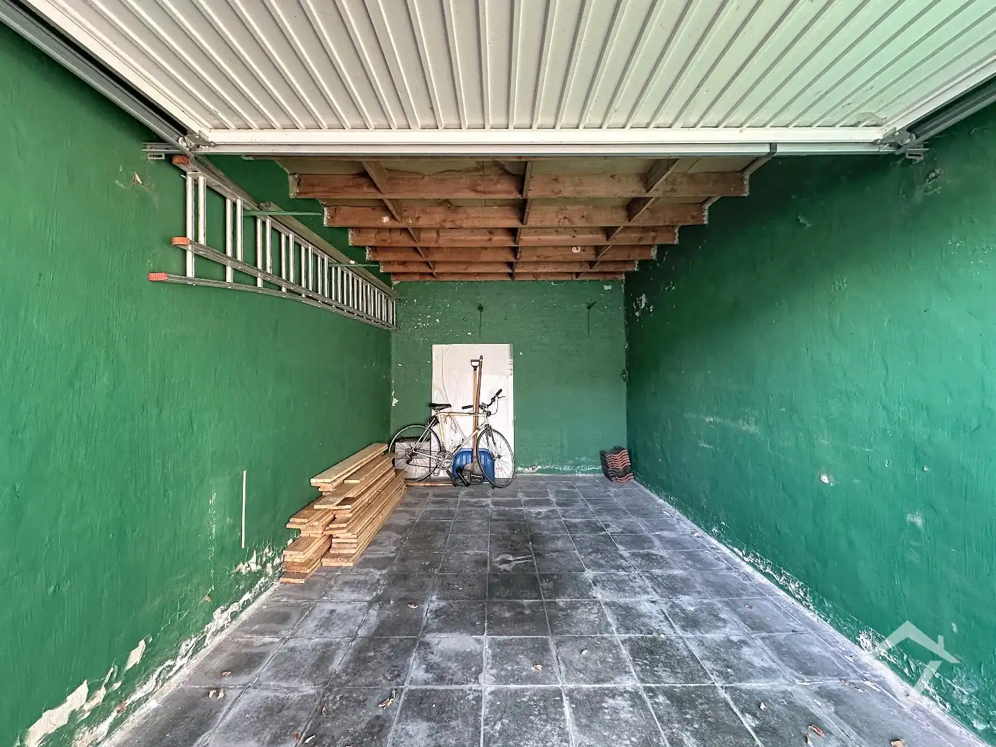 Licht op te frissen rijwoning met 3 slaapkamers, zolder en garage te Zedelgem foto 25