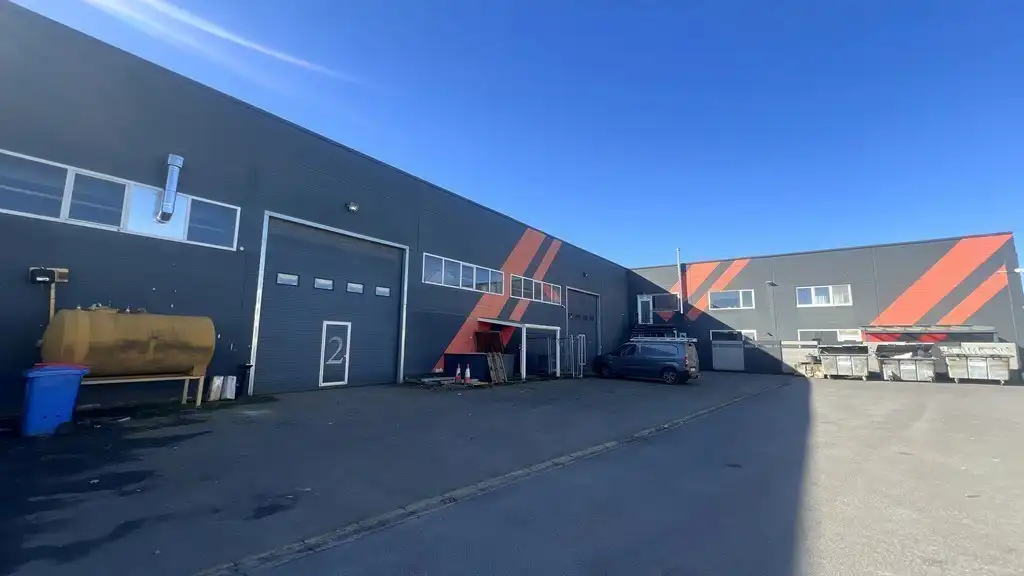 Magazijn met rolbrug en kantoren nabij N47 in Zele foto 2