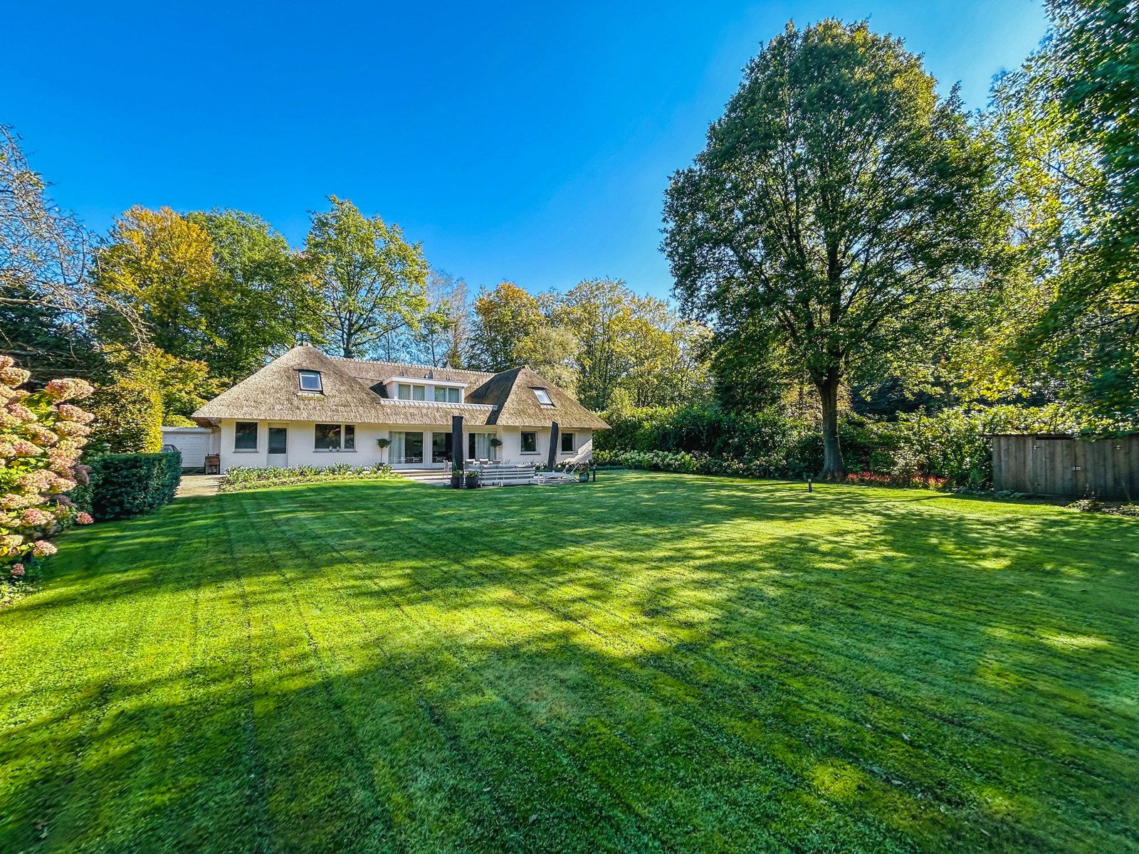 Verrassend ruime, stijlvolle en instapklare villa met prachtige ZW-tuin. foto {{pictureIndex}}