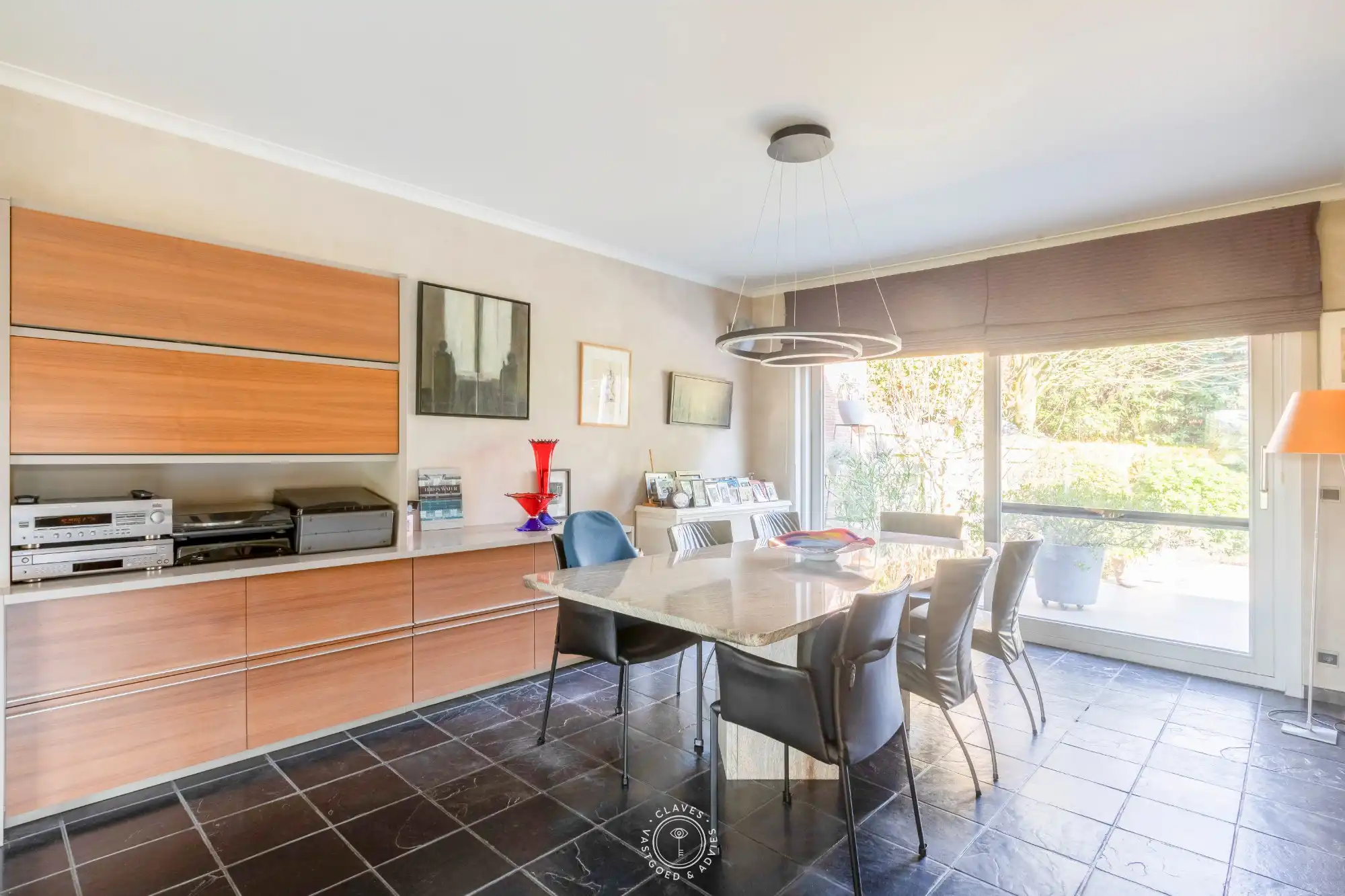 Huiselijke halfopen bebouwing met prachtige tuin in geliefde woonwijk foto 6