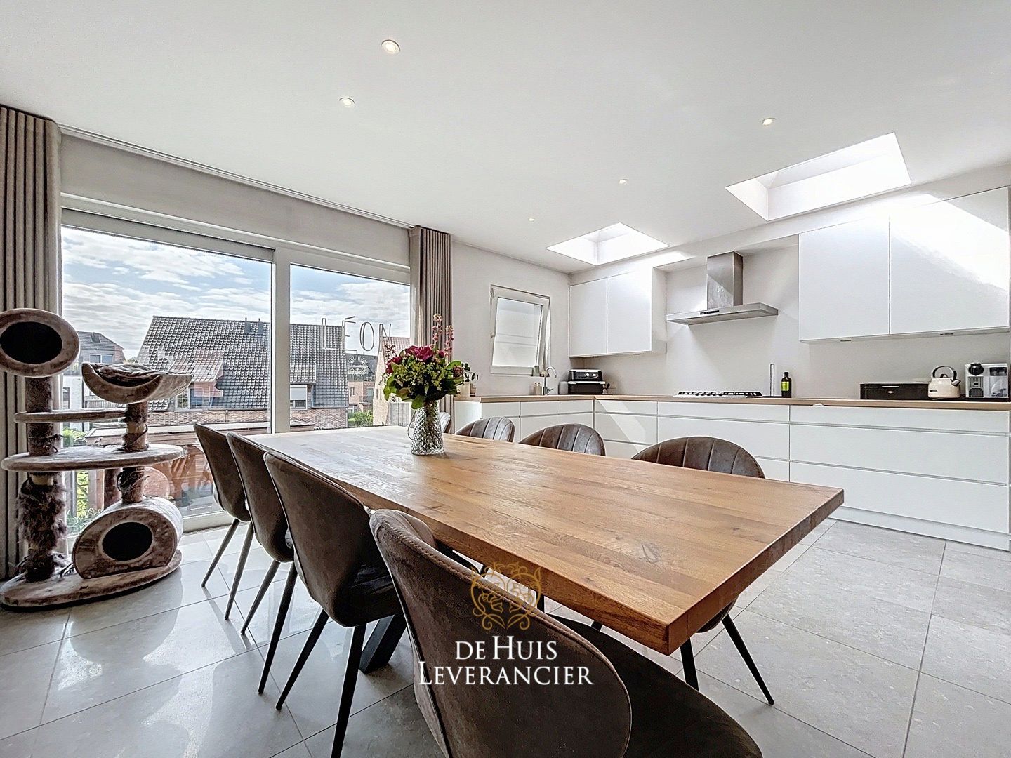 Instapklaar pareltje in Kontich Kazerne te koop, rustig gelegen bel-etage mét tuin foto {{pictureIndex}}