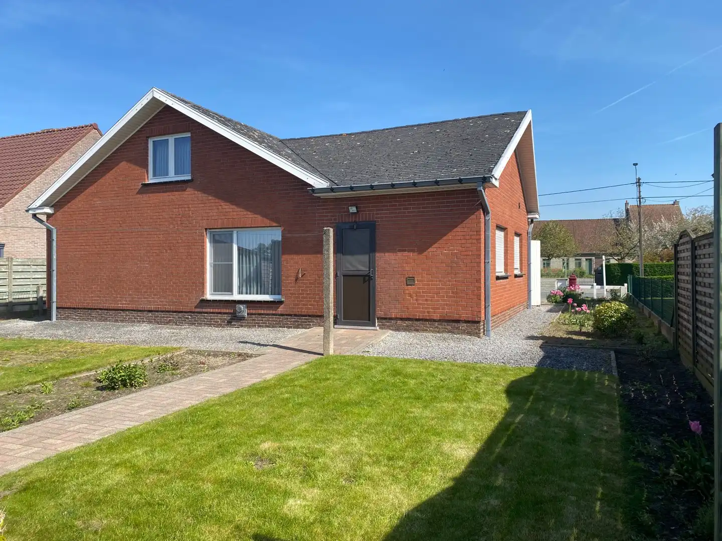 Authentieke bungalow met inpandige garage en grote tuin foto 11