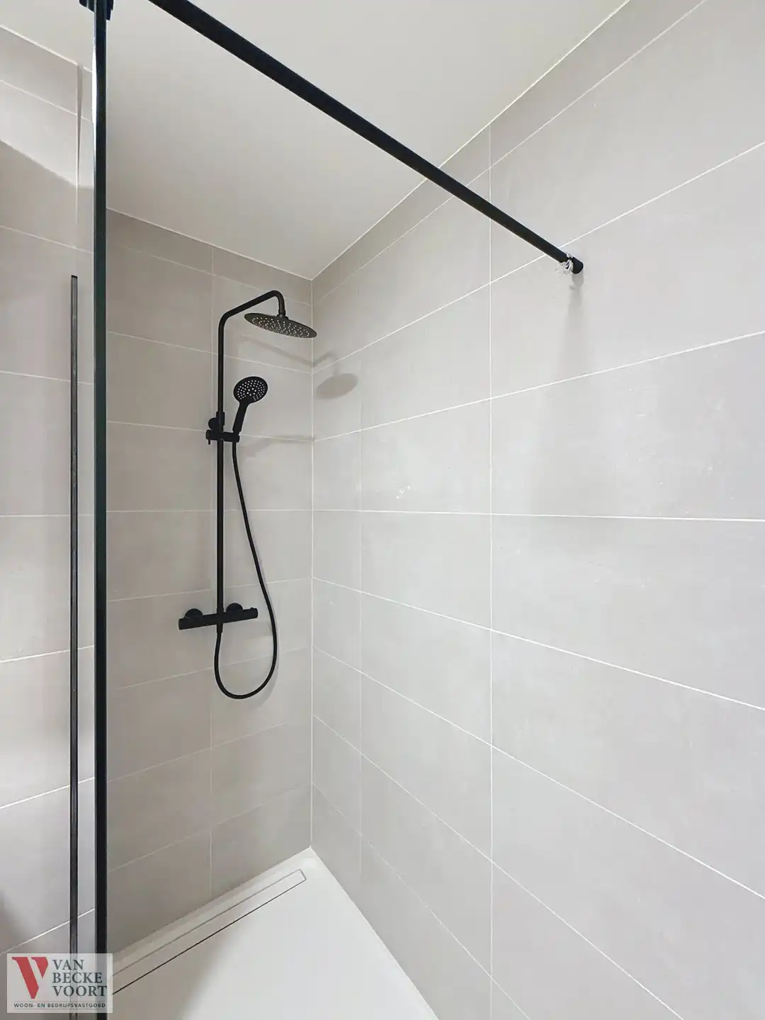 Stijlvol gerenoveerd appartement met 2 slaapkamers en terras foto 9