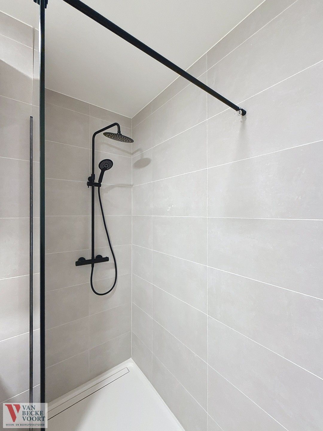 Stijlvol gerenoveerd appartement met 2 slaapkamers en terras foto 9