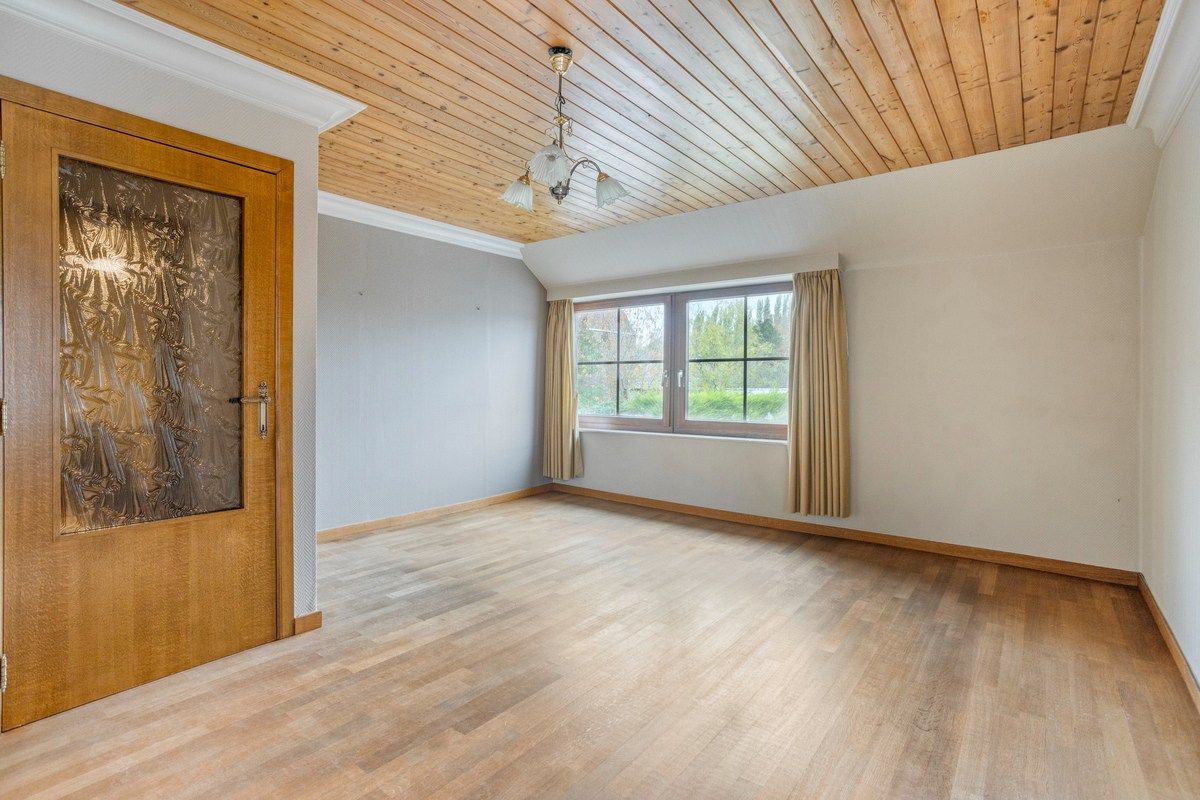 Bijzonder ruime woning met inpandige garage en 3 slks op een perceel van 1218 m². foto 11