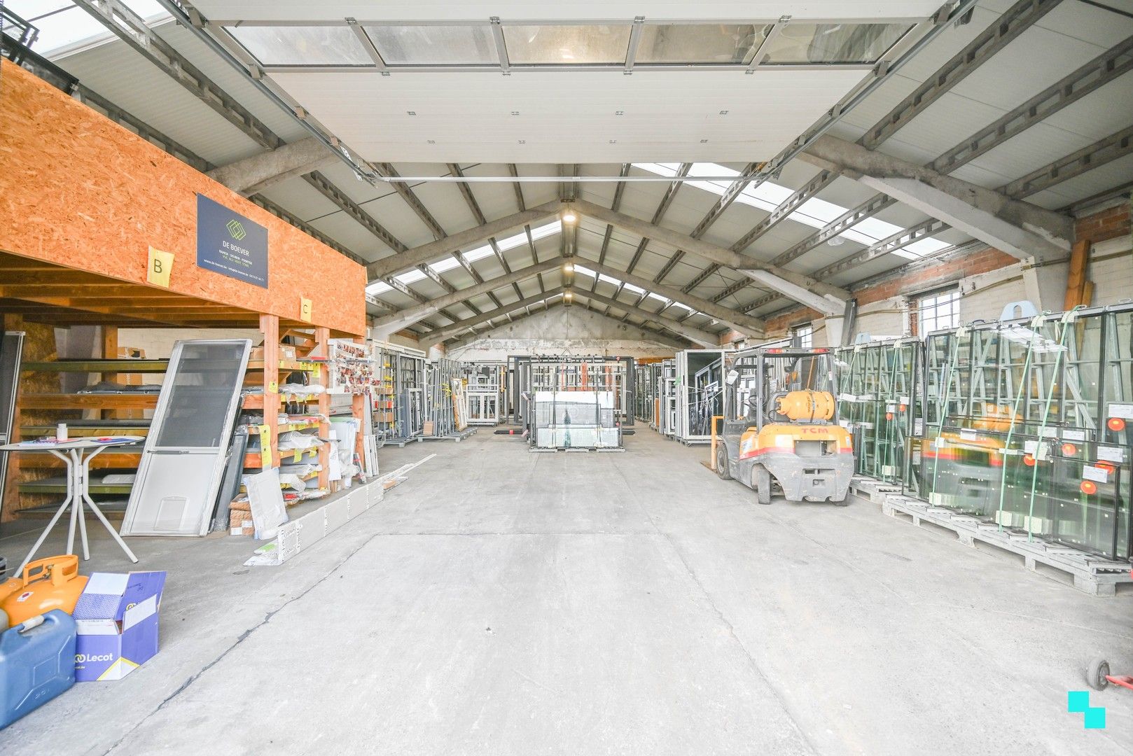 Landelijk gelegen woning met diverse loodsen foto 31