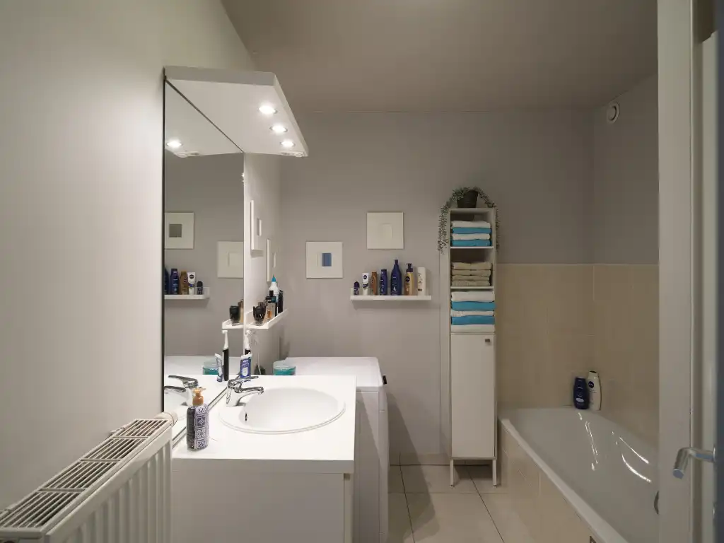 Gentbrugge - Licht op te frissen appartement met 2 slaapkamers en terras. foto 14