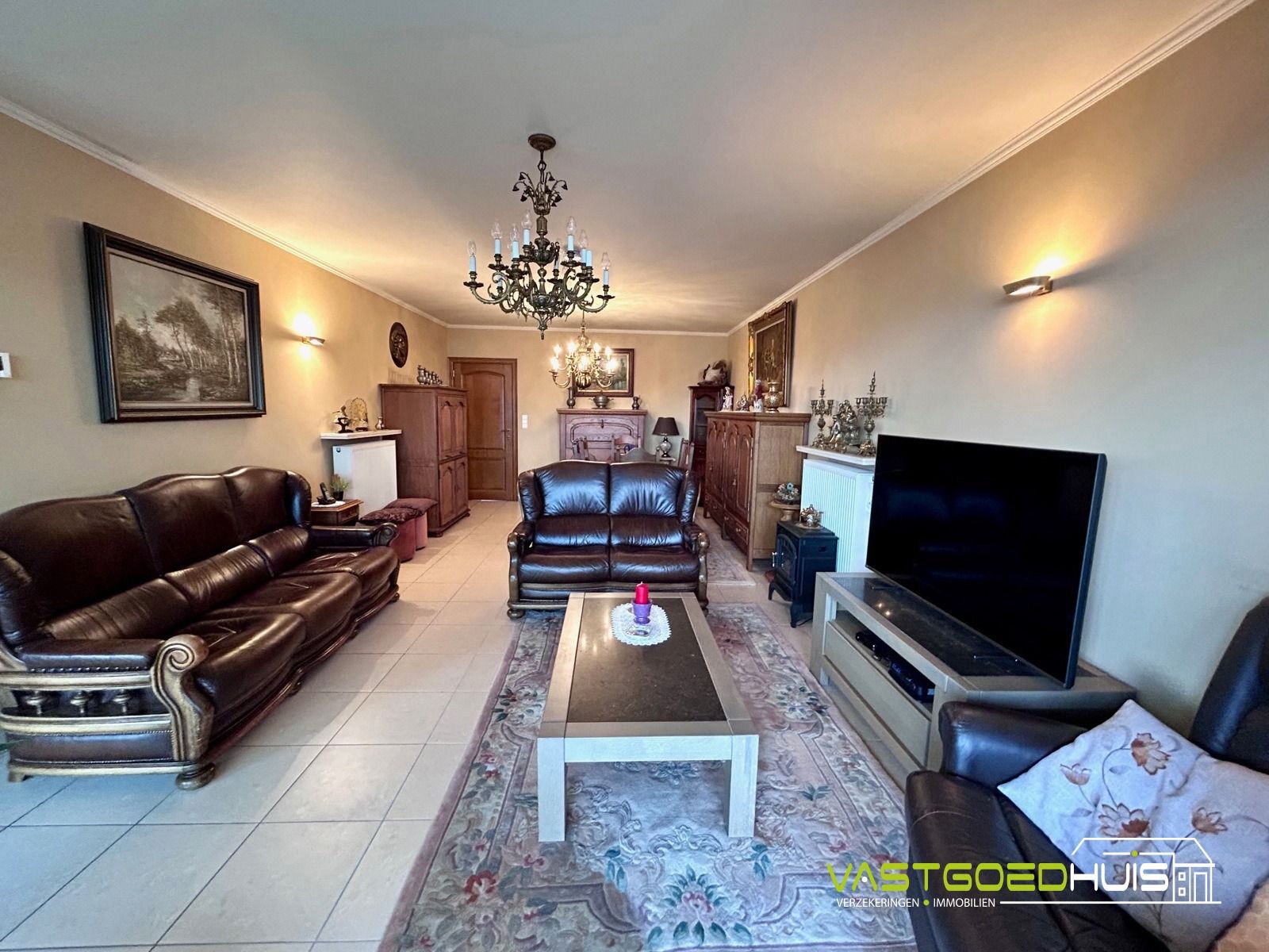 Instapklaar tweeslaapkamerappartement met terras en garage foto 10
