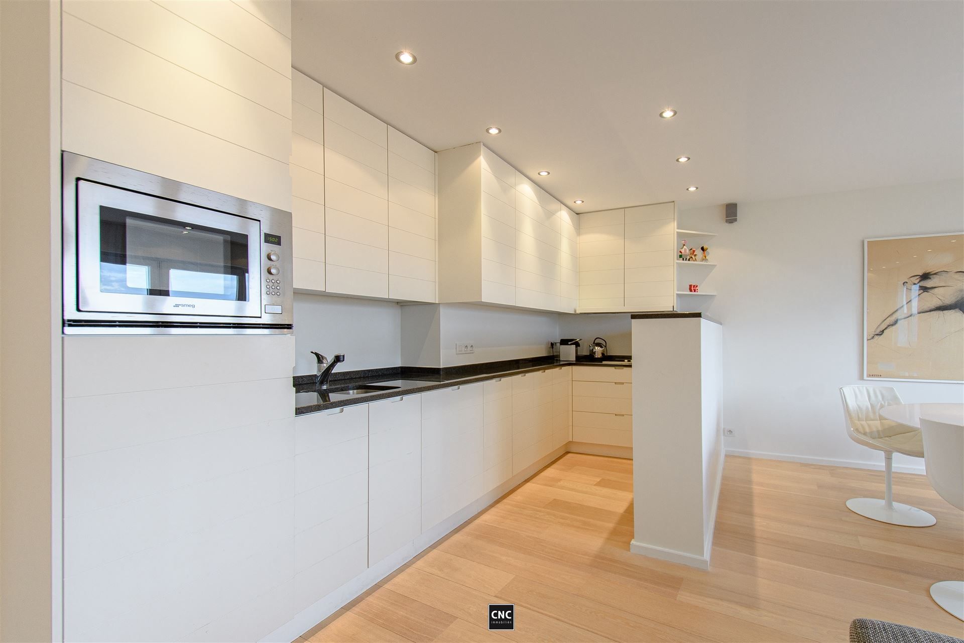 Ruim en lichtrijk appartement met zonnig terras op toplocatie in Knokke. Rustig gelegen in een karaktervolle residentie met prachtig open zicht op groen en de typische Zoute-villaatjes. foto 12