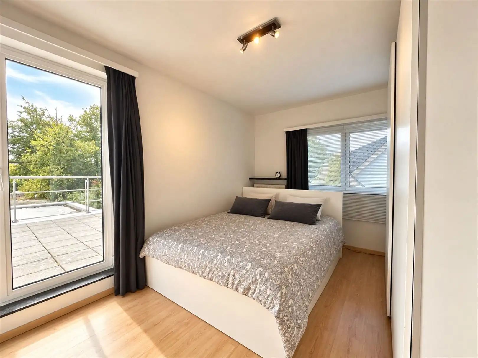 Centraal gelegen appartement met ruim terras en 2 slaapkamers foto 8