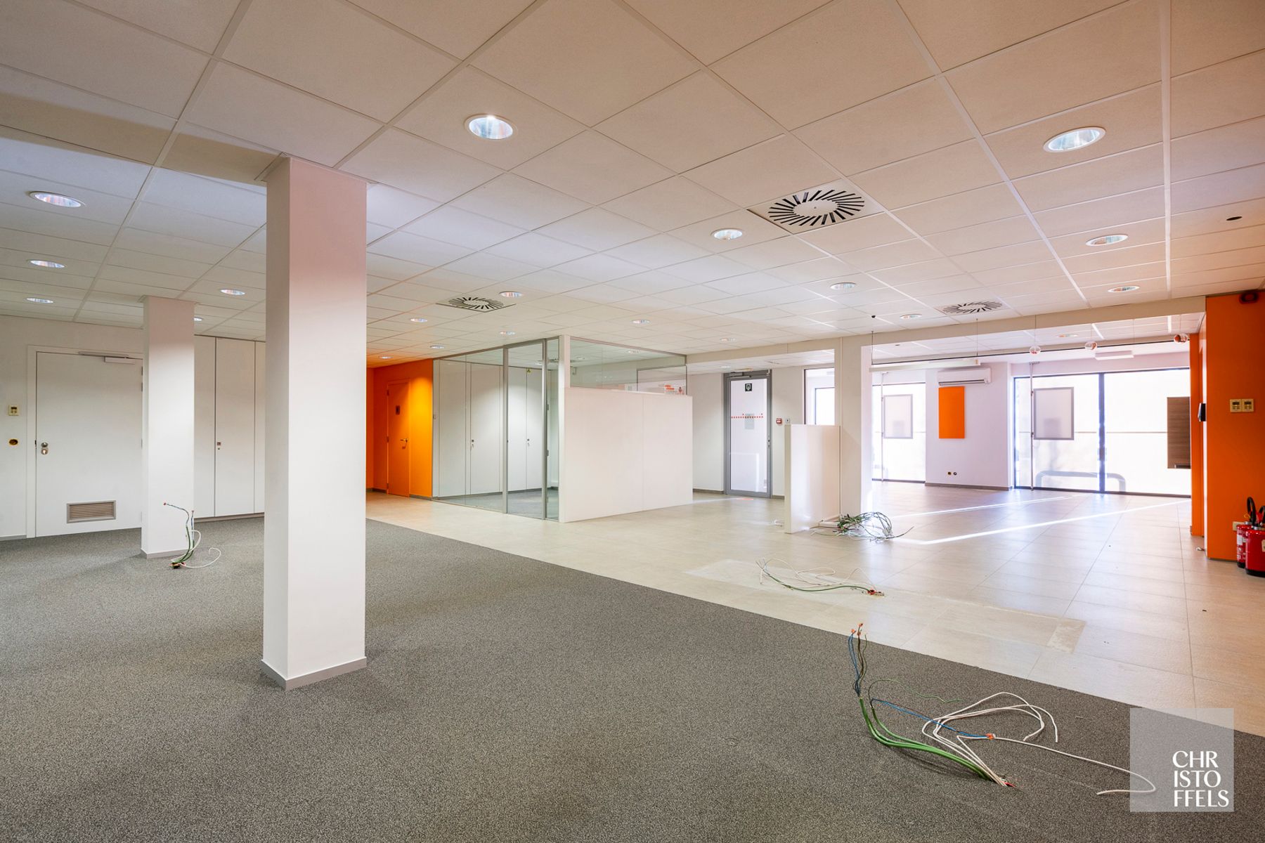 Commerciële ruimte (271m²) mét parkeergelegenheid op een strategische locatie in Lanaken! foto 6
