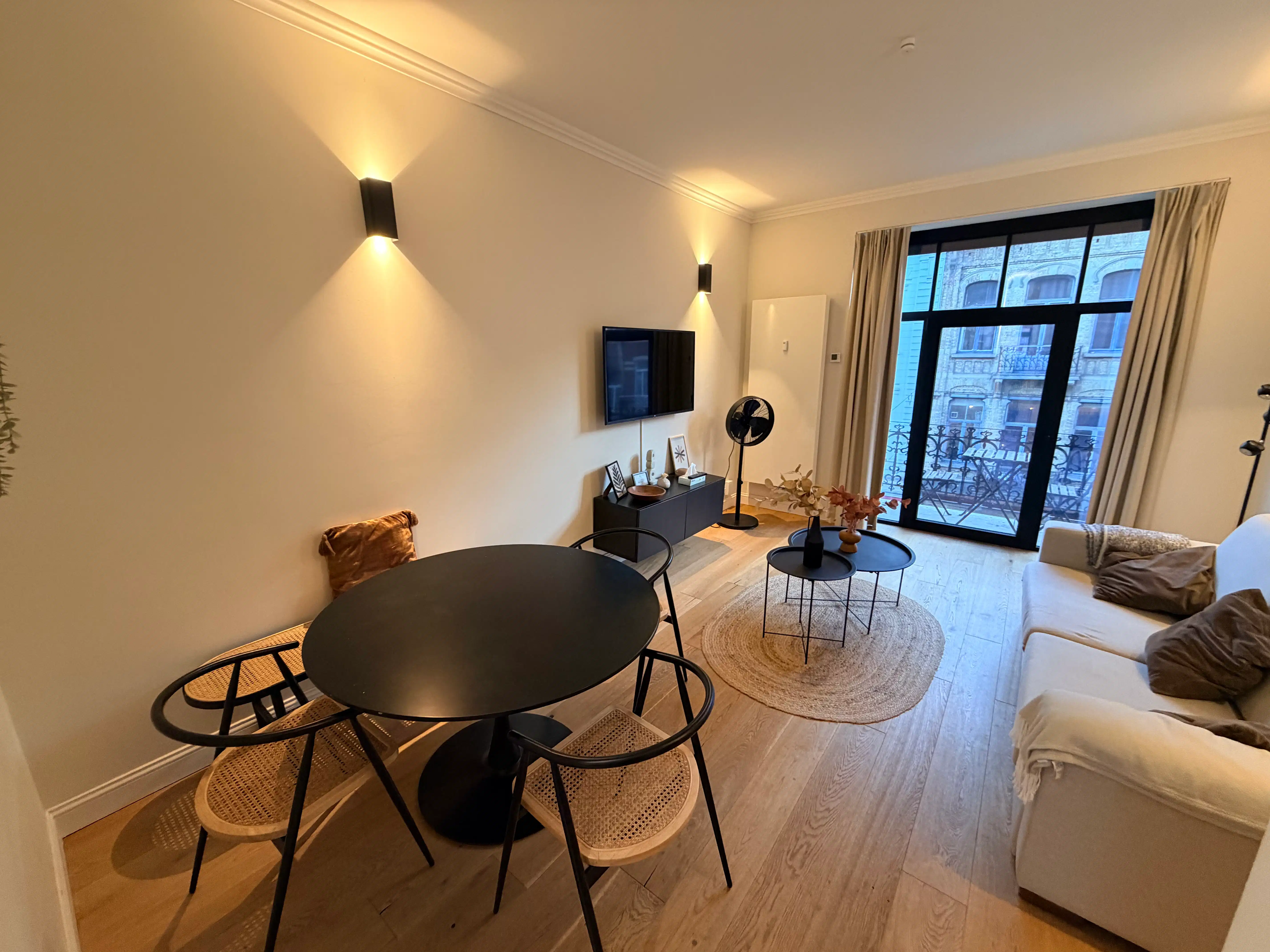 --- NOUVEAU --- Charmant appartement meublé avec deux balcons au cœur du quartier du Châtelain foto 3