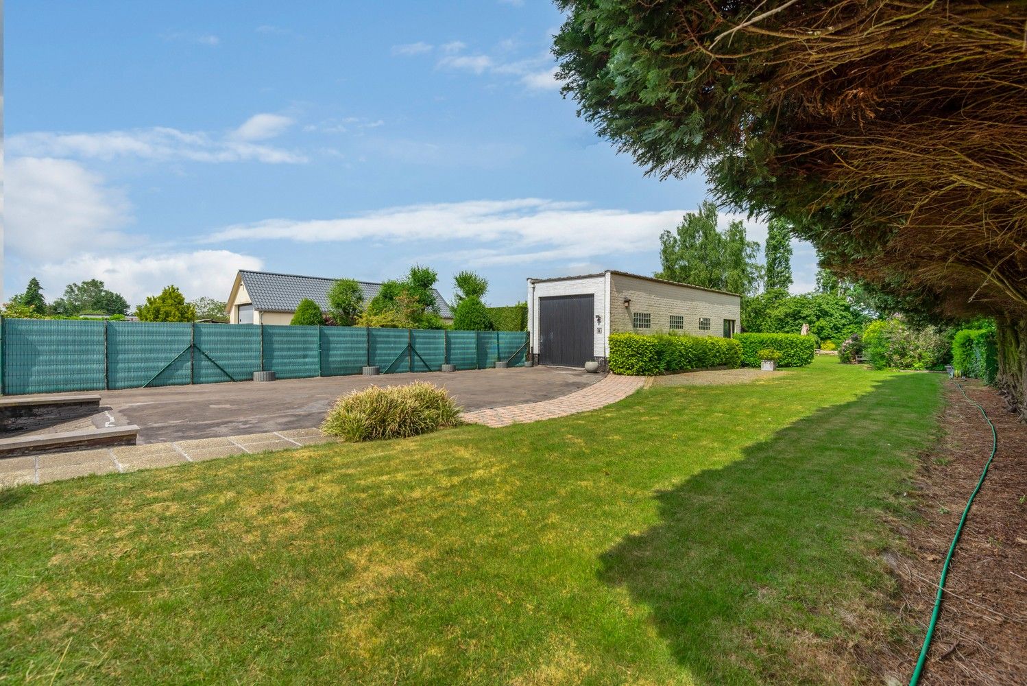 Ruime woning met prachtig onderhouden tuin met verzicht over de velden foto 20
