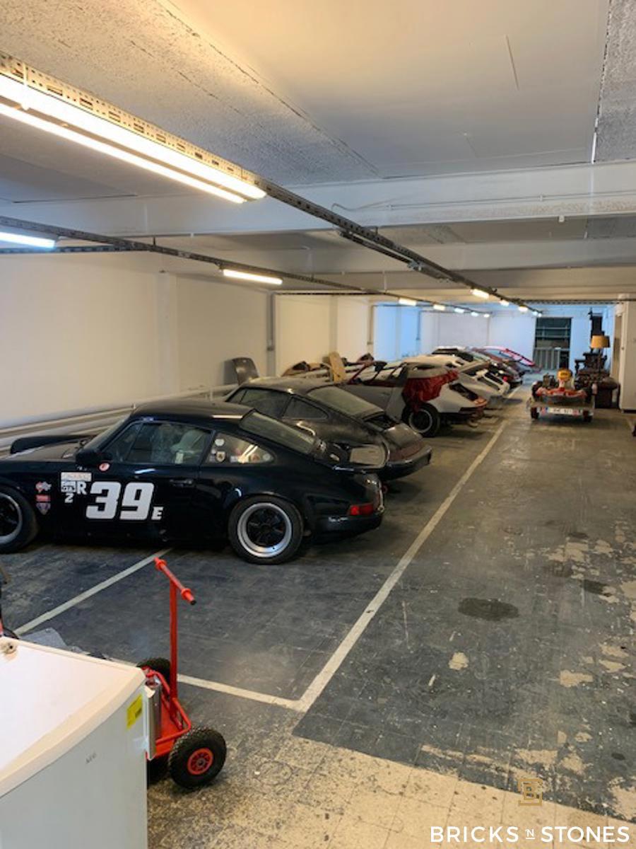 Ruim magazijn met parkeerplaatsen foto {{pictureIndex}}