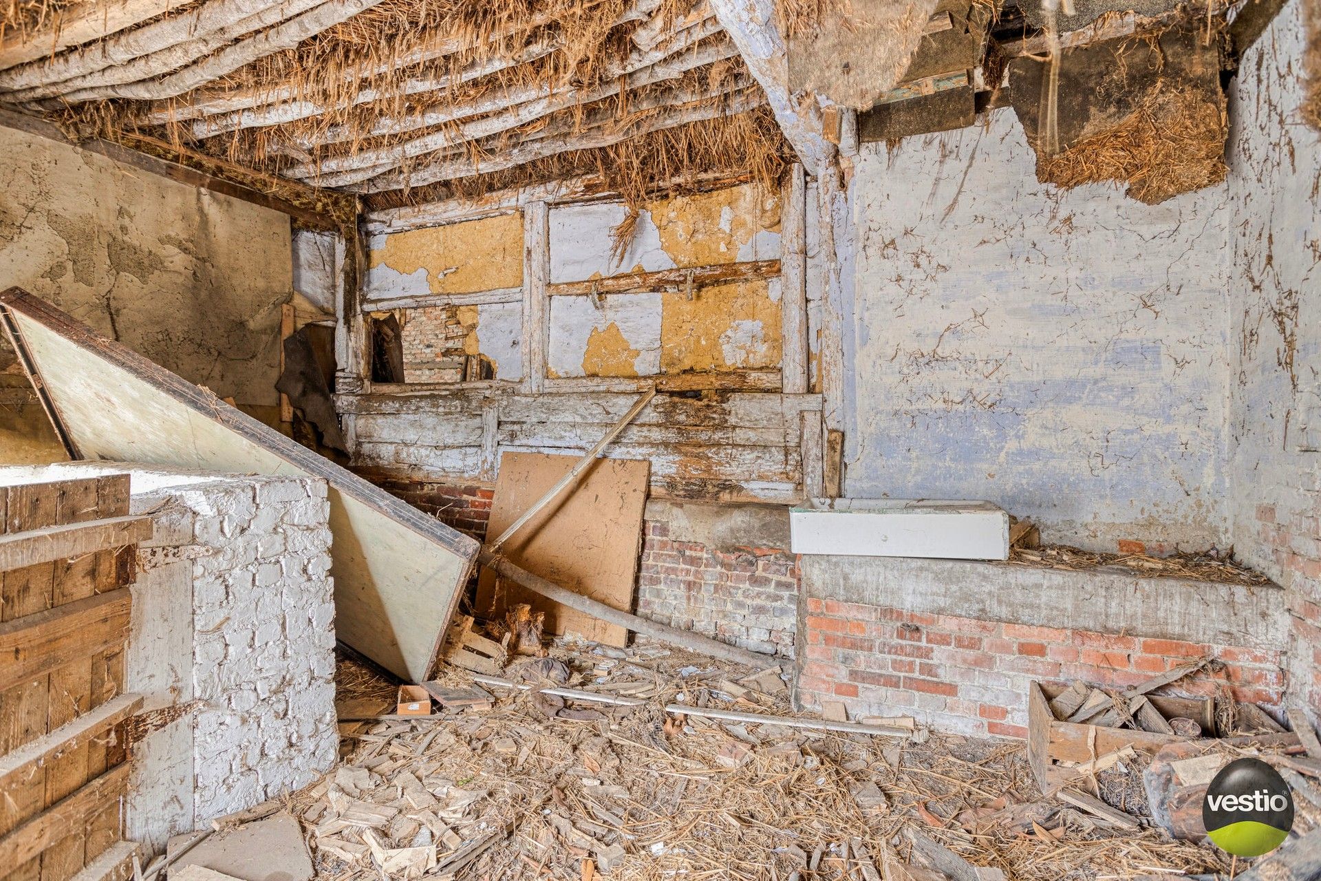 Beschermde langgestrekte vakwerkhoeve op zuid georiënteerd perceel van 15a 07ca. foto 16