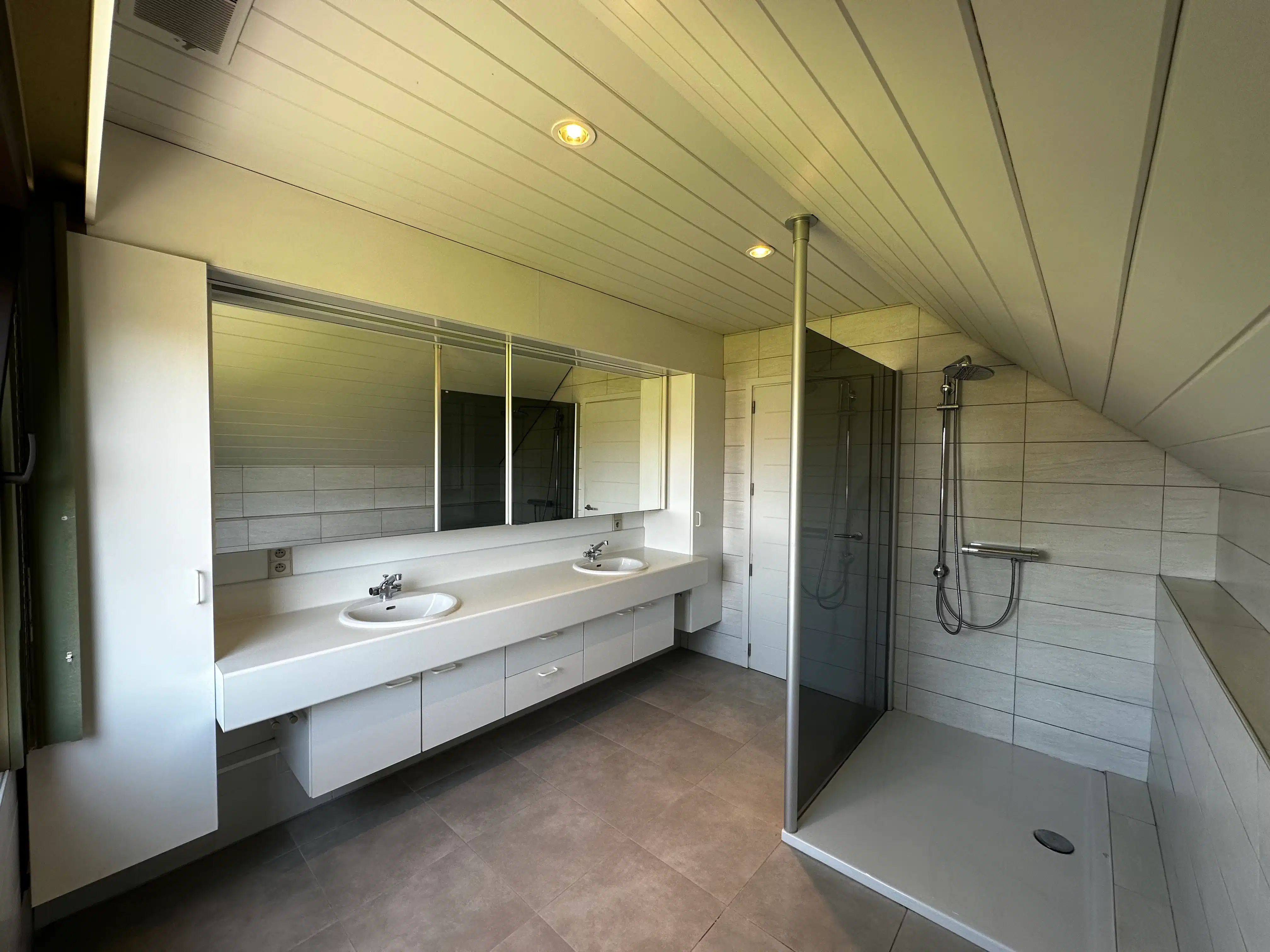 Ruime en lichtrijke woning te huur in het rustige Knesselare foto 16