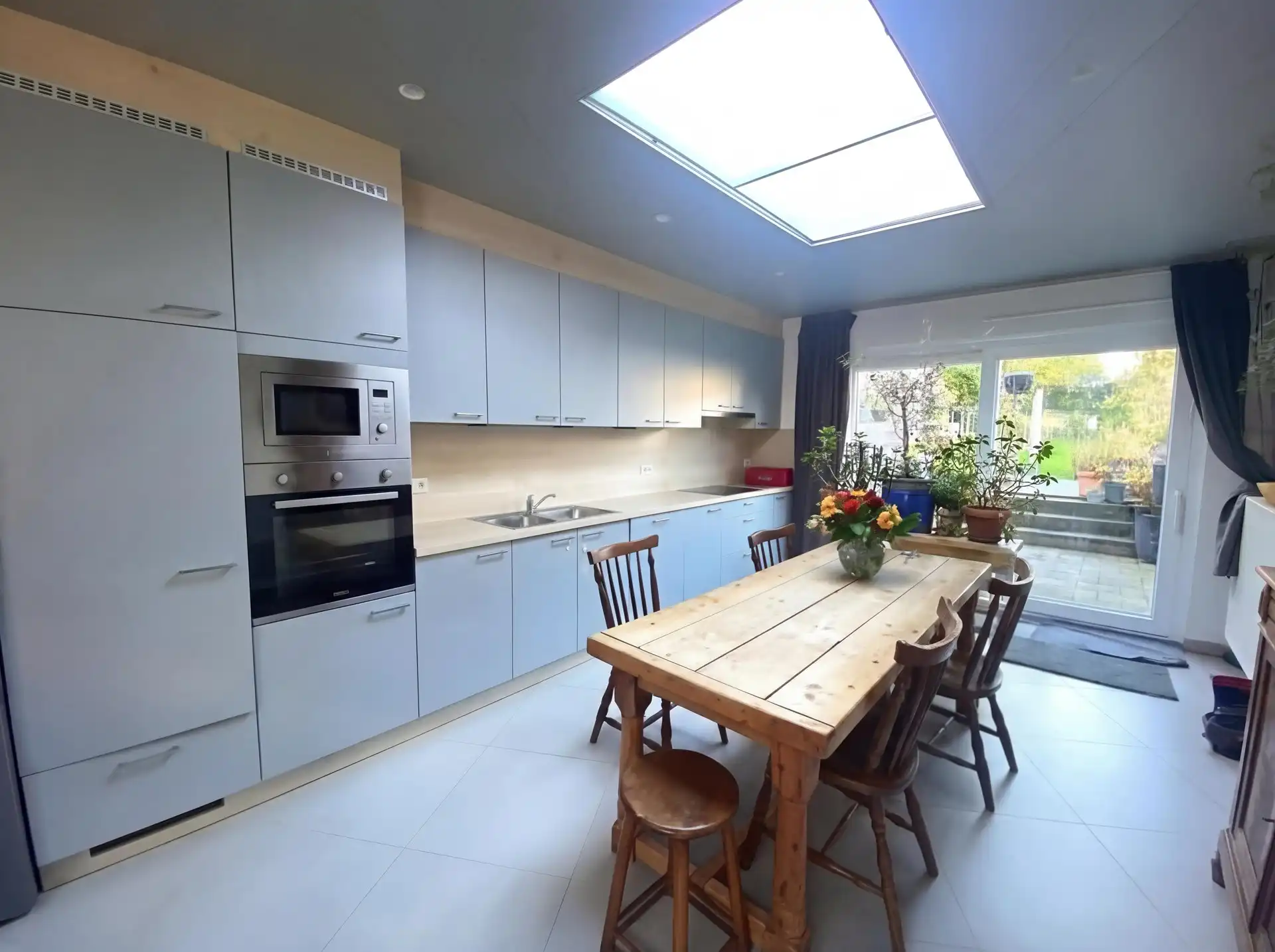 Ruime woning met vier slaapkamers en grote tuin te Aalst foto {{pictureIndex}}