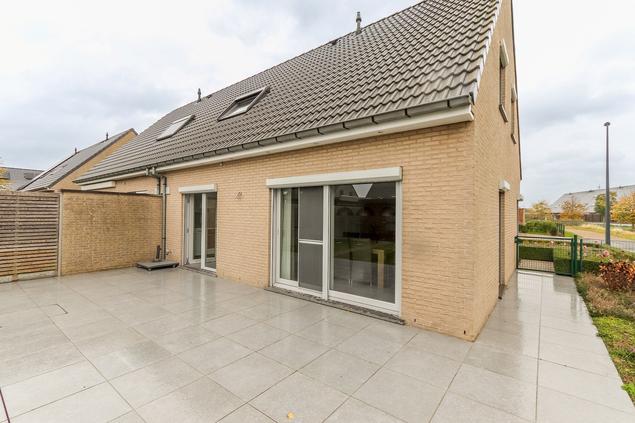 RECENTE GEZINSWONING MET TUIN EN GARAGE foto 23