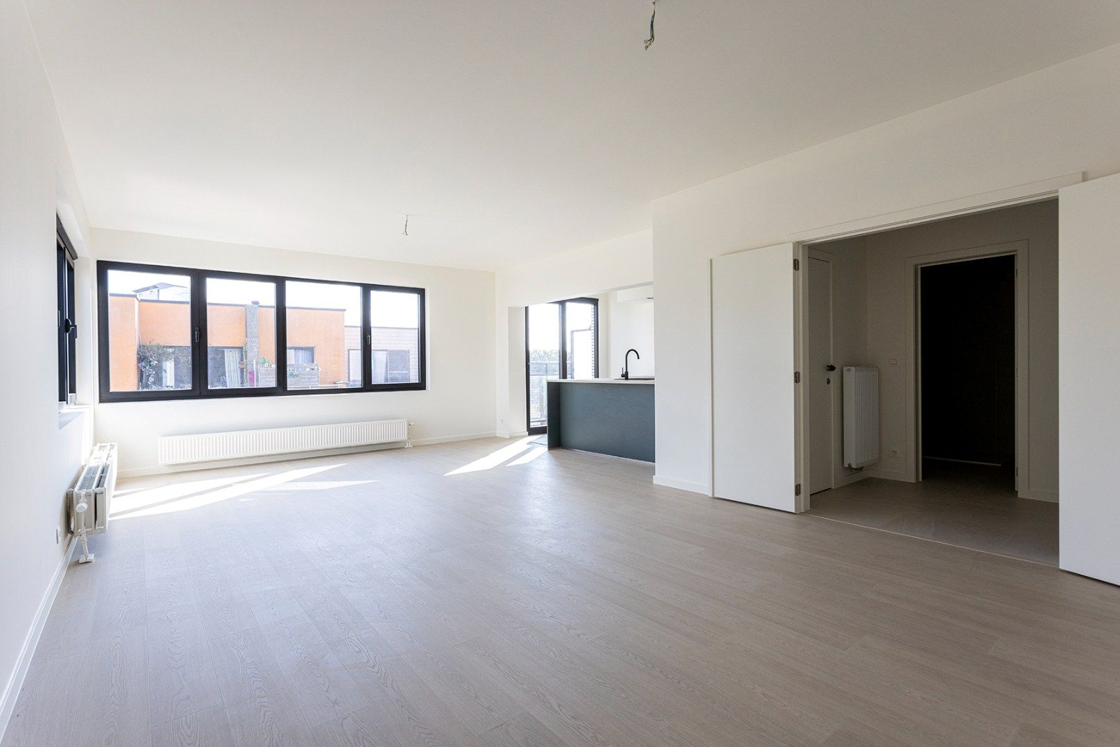 Ruim vernieuwbouw 2-slaapkamer appartement nabij De Roma! foto 3