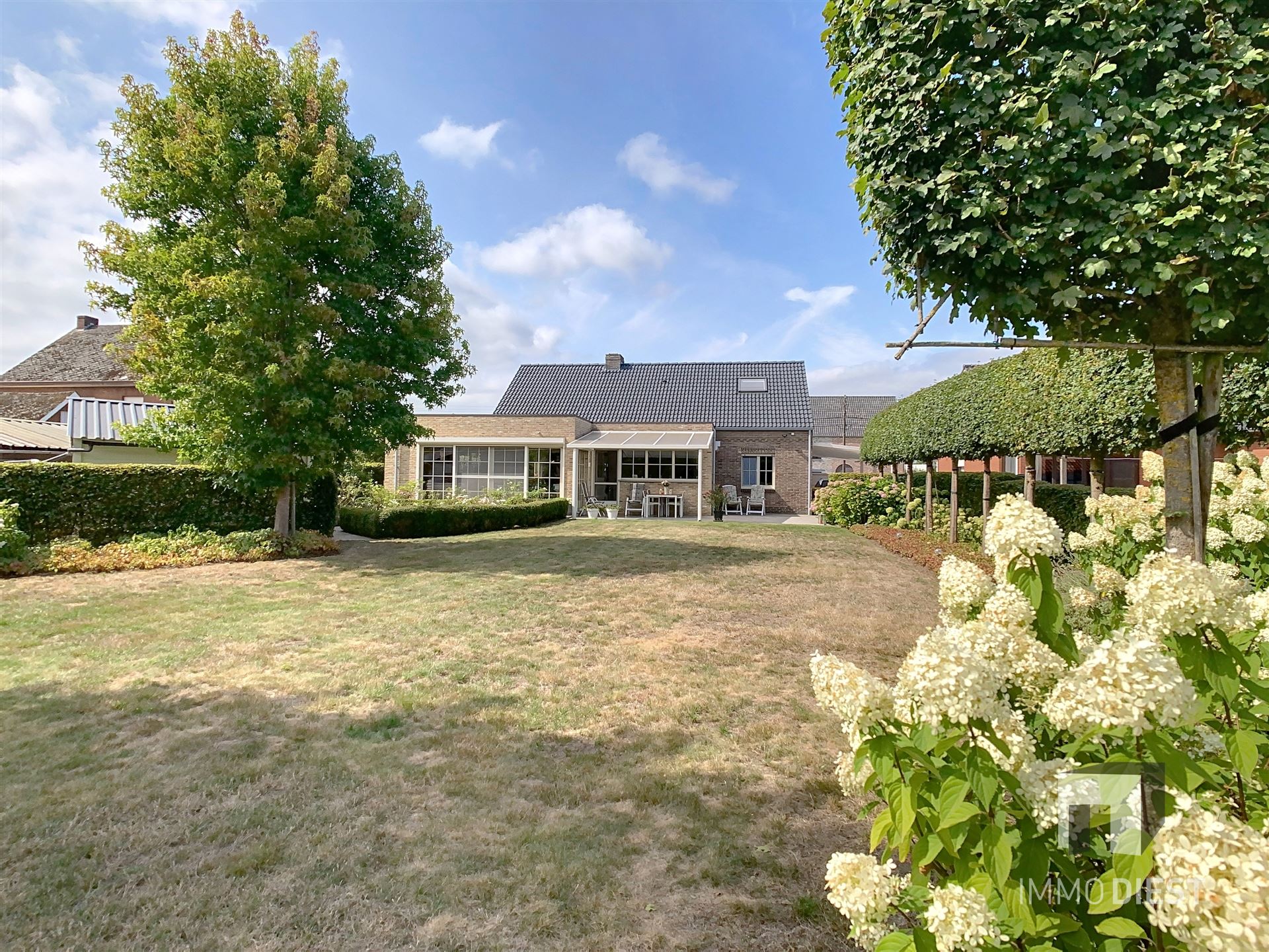 Aantrekkelijke en instapklare woning met 3 slaapkamers en prachtig aangelegde tuin op 12a 77ca. foto 35