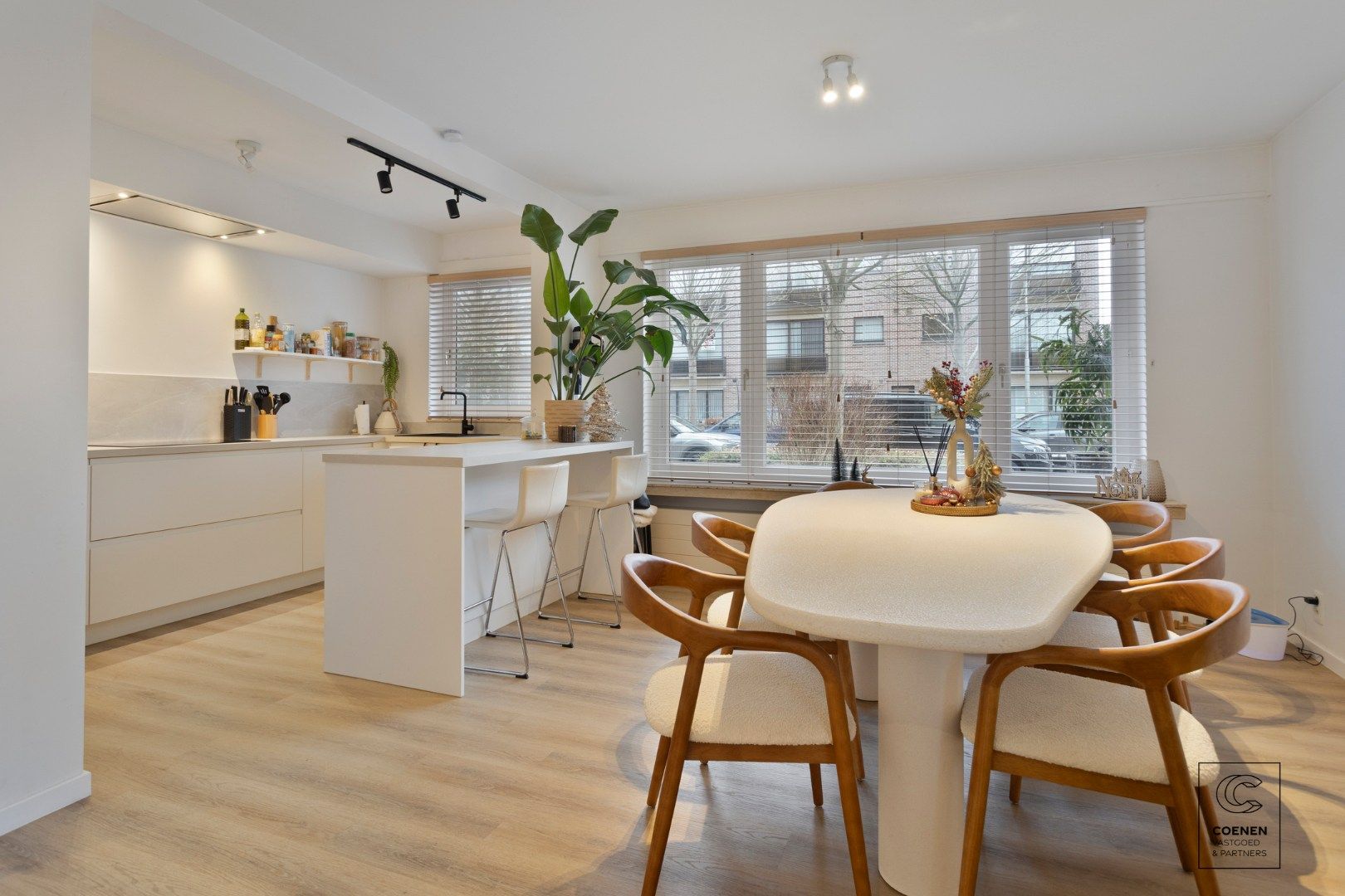 Instapklaar gelijkvloers appartement van 94 m² met drie ruime slaapkamers en ruim terras te Brasschaat! foto {{pictureIndex}}