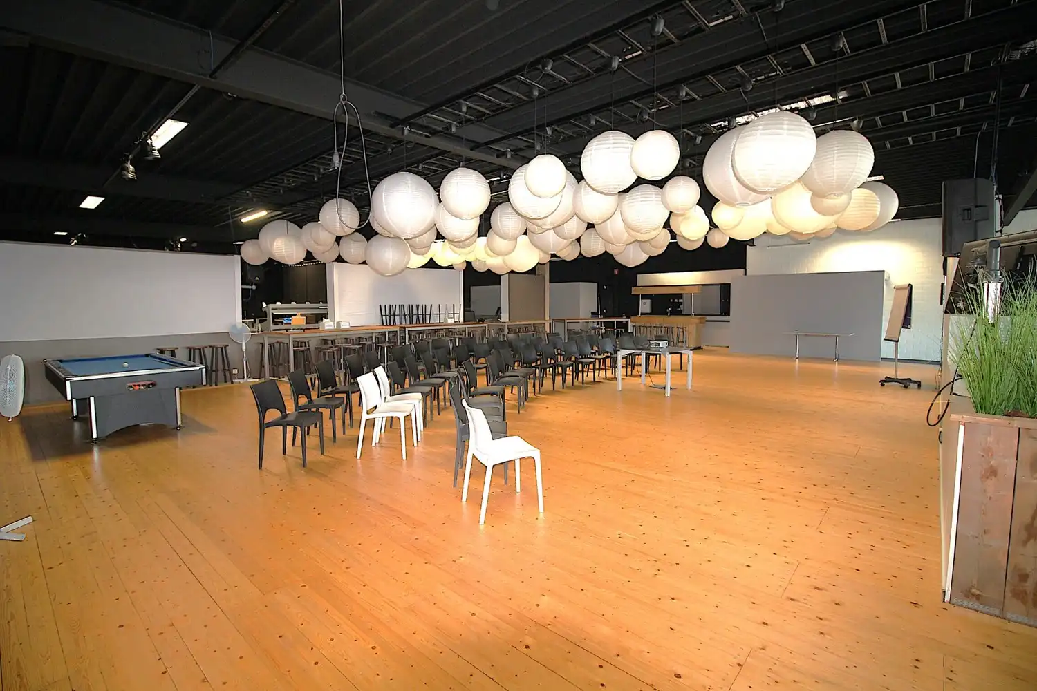 bedrijfsgebouw | 960m² showroom, kantoren en 840m² magazijnruimte. foto 10