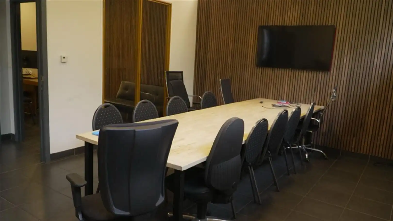 Magazijn met kantoren op toplocatie in Zwijnaarde foto 24