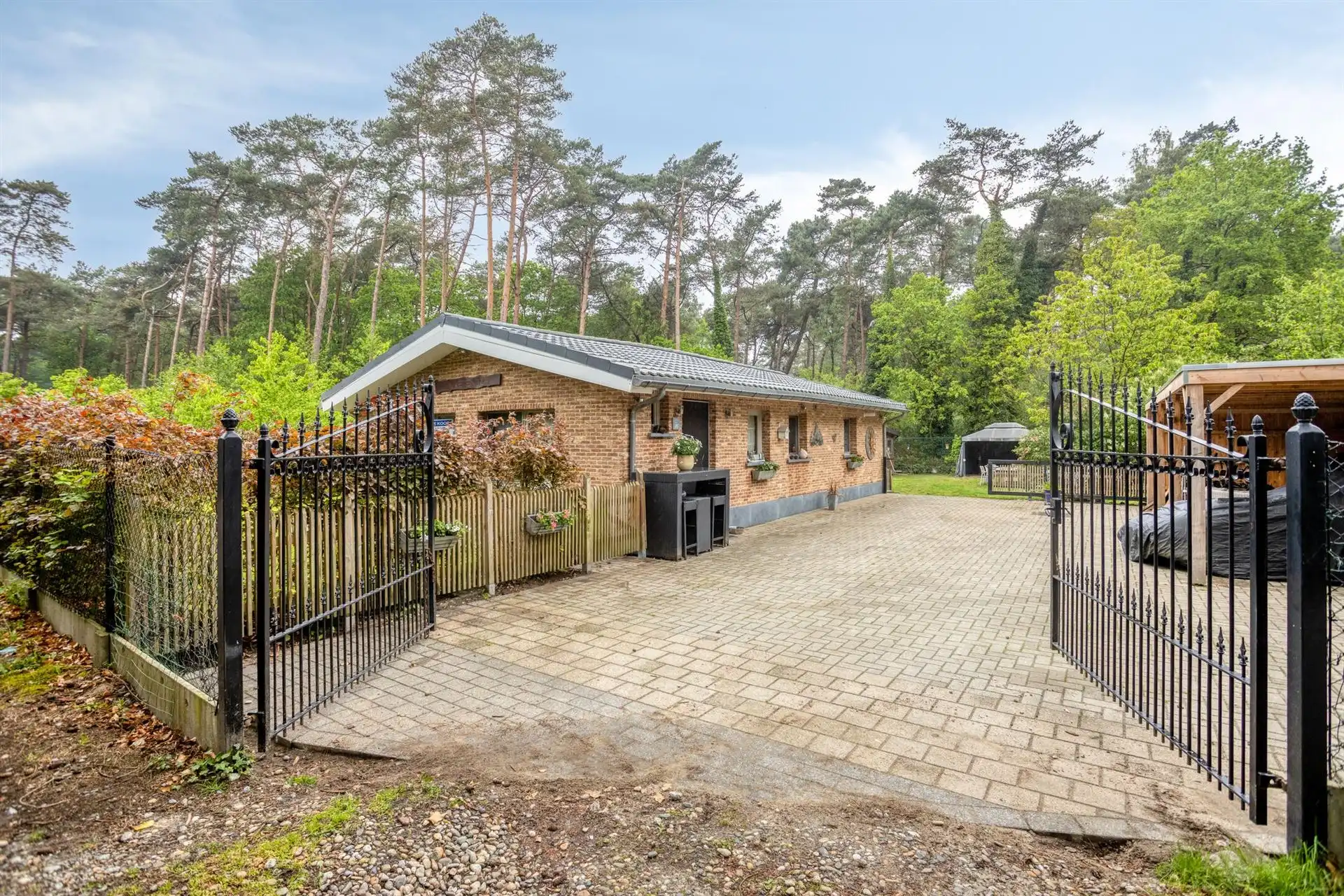 Verzorgde recreatiewoning op een rustige, bosrijke locatie! foto 3