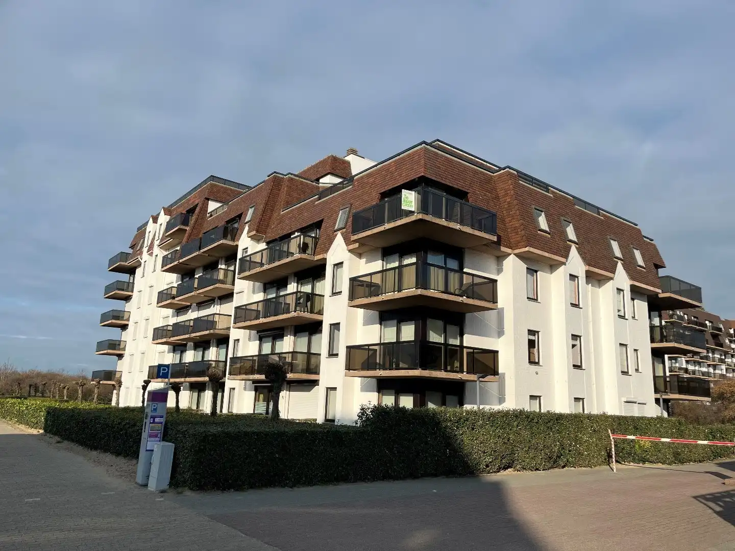 Verzorgd 2-slpk-app. nabij St-Idisbald + zonnig terras met lateraal zeezicht  foto {{pictureIndex}}