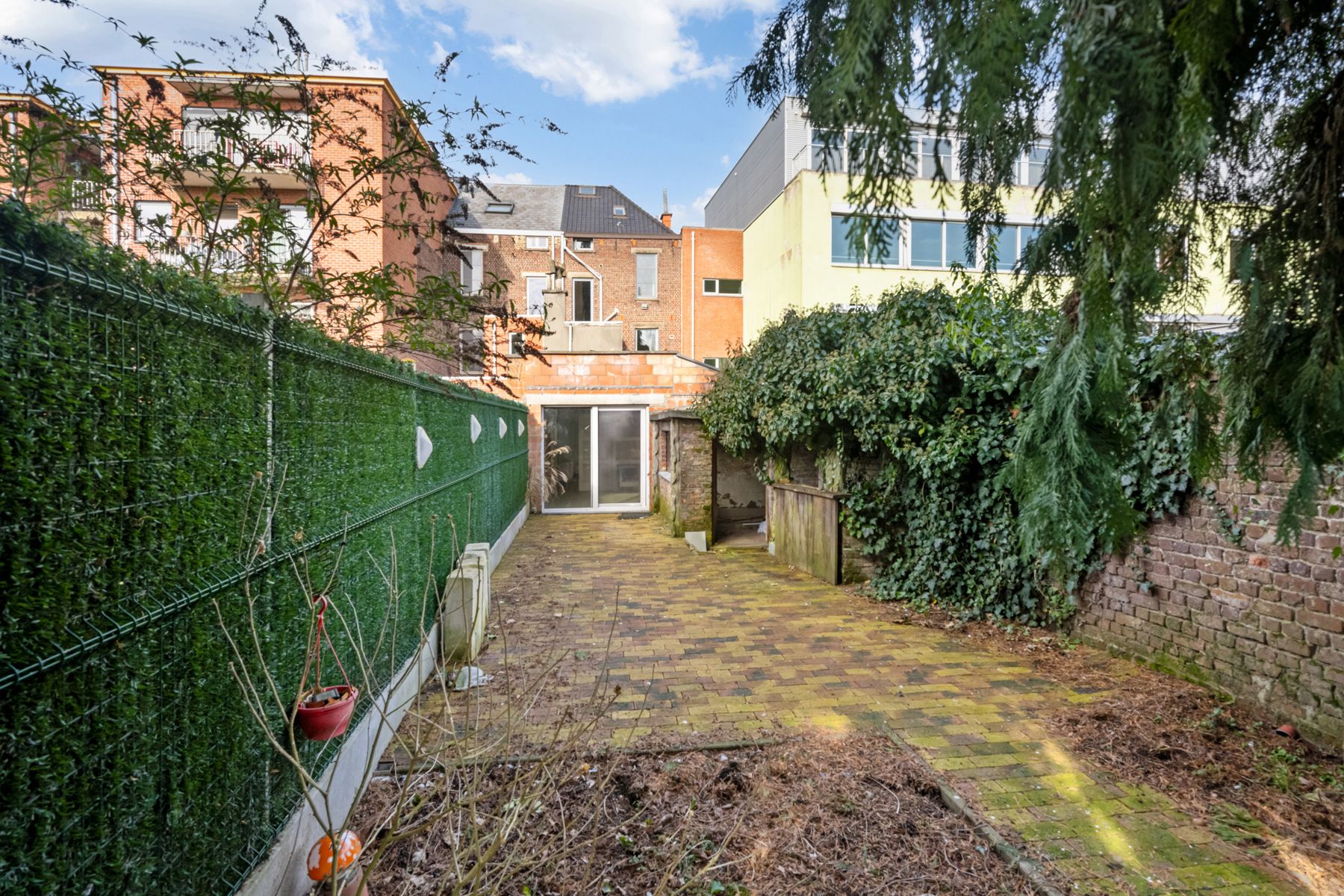 Deels te renoveren Herenwoning met 6 slpks en grote tuin. foto 9