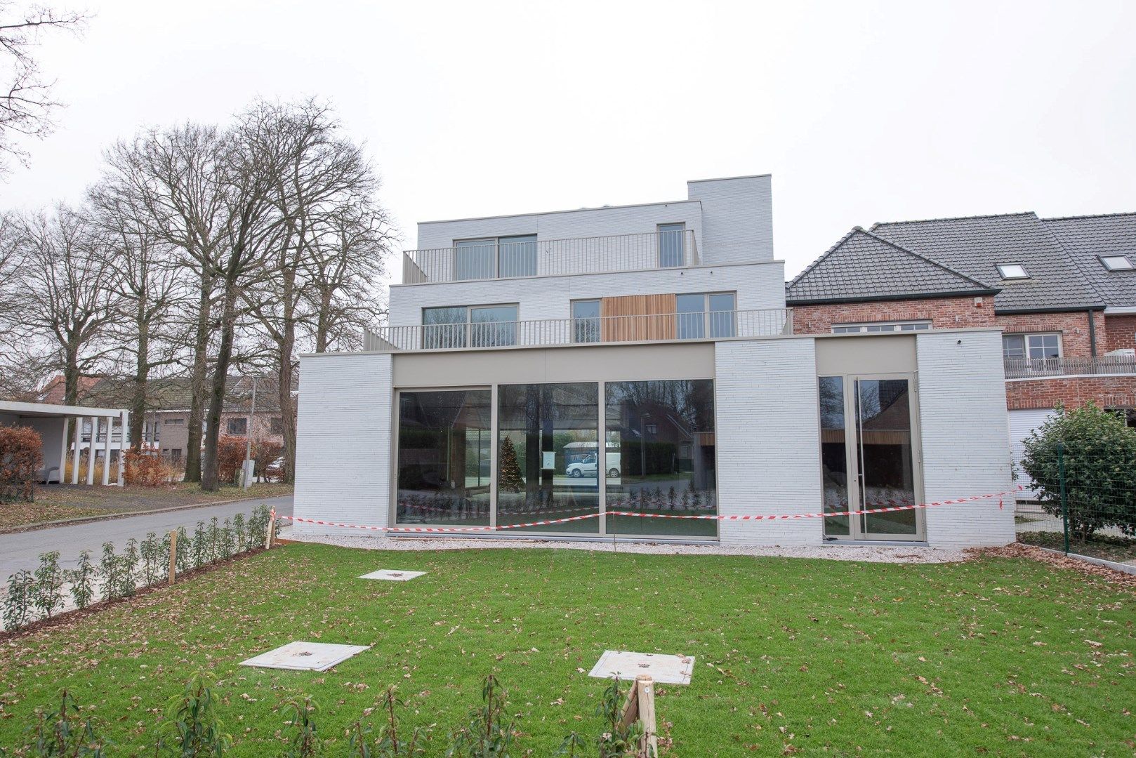 TE HUUR: Instapklare handelsruimte van 225m² op zeer commerciële ligging te Wielsbeke! foto 2