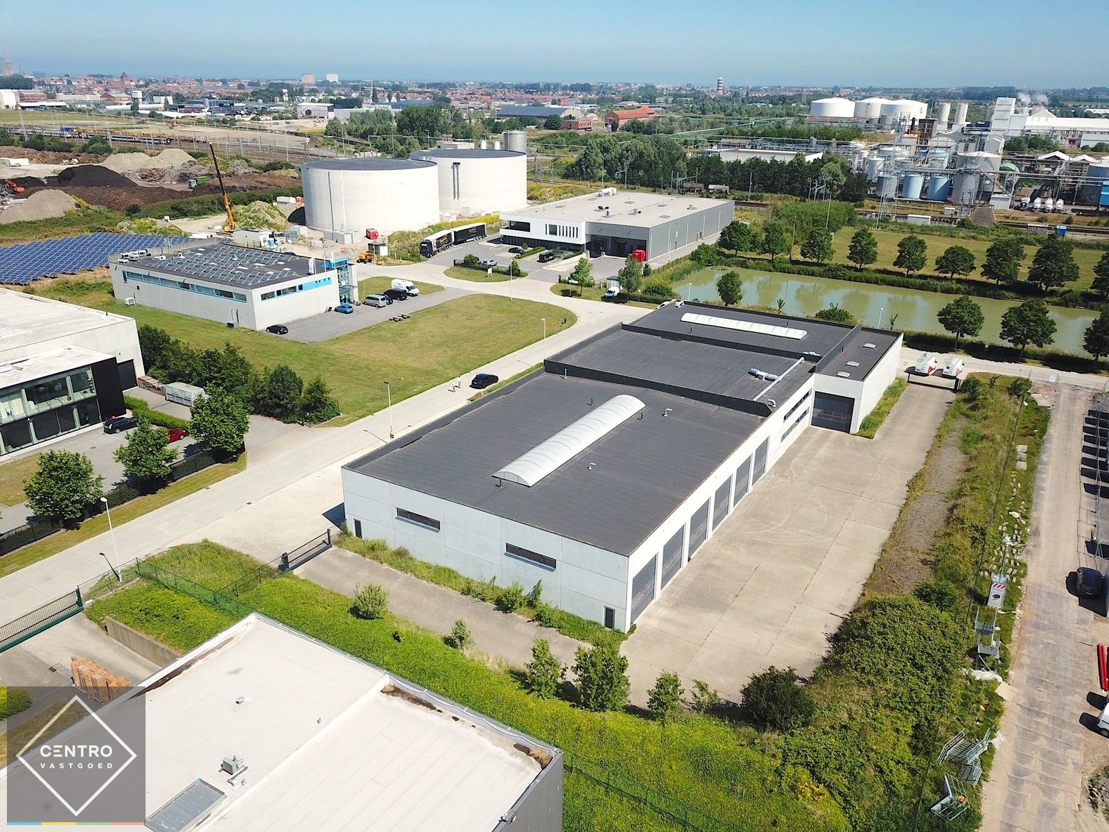 Goed geïsoleerd en verwarmd BEDRIJFSGEBOUW, bestaande uit MAGAZIJN (1.070m2) met KANTOREN en randaccomodatie (770m²)  en 30-tal private parkeerplaatsen op het terrein. Vlak aan de afrit Zandvoorde (Oostende). foto 14