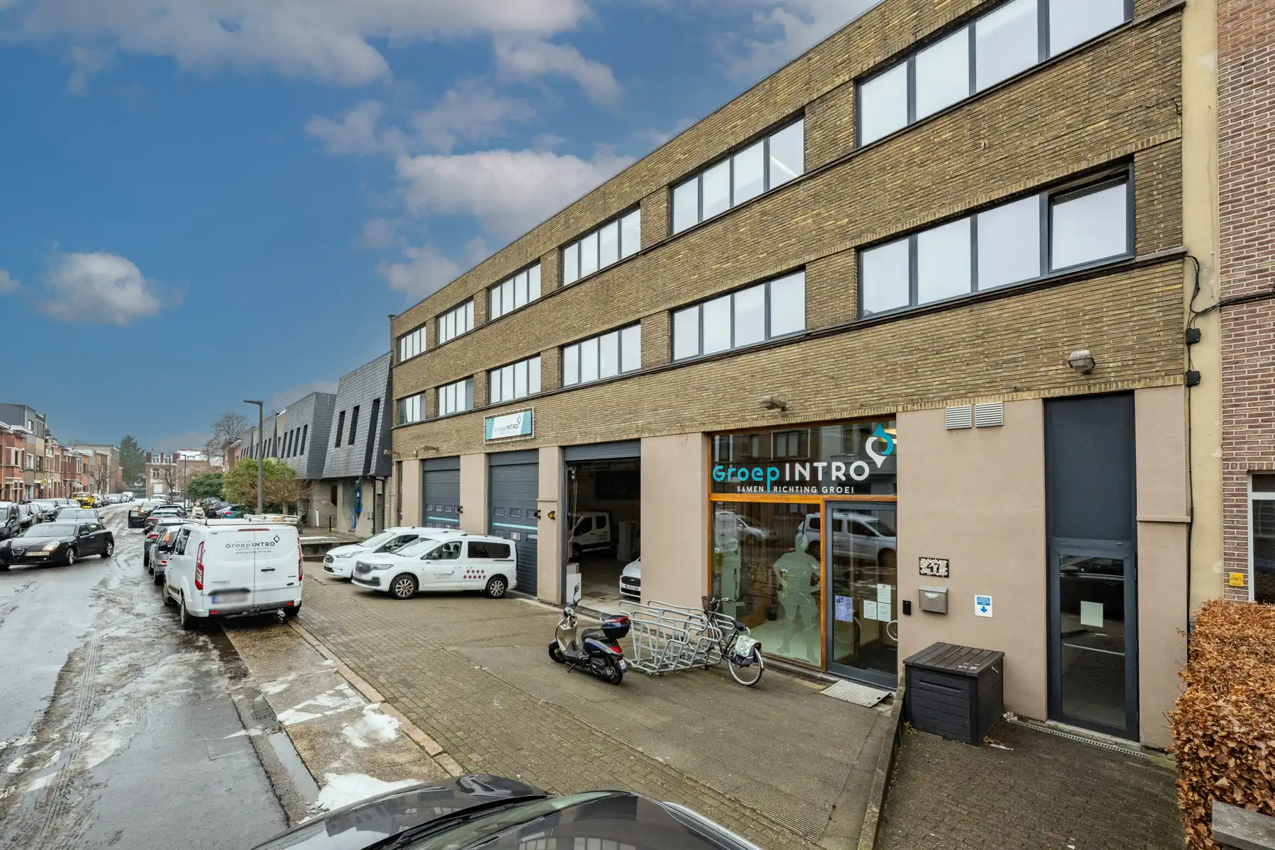 Ruim en veelzijdig bedrijfspand met parking en opslag foto {{pictureIndex}}