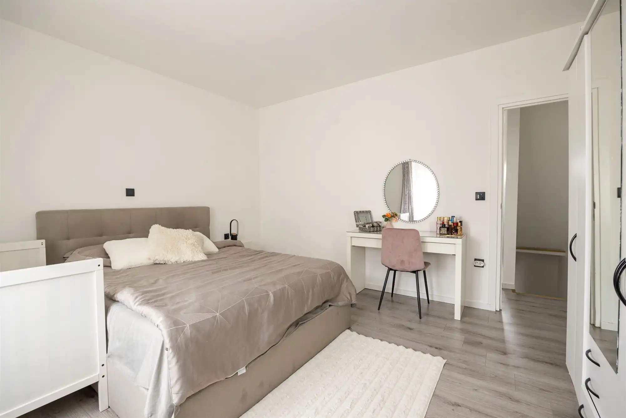 Gerenoveerde woning met drie slaapkamers en terras foto 12