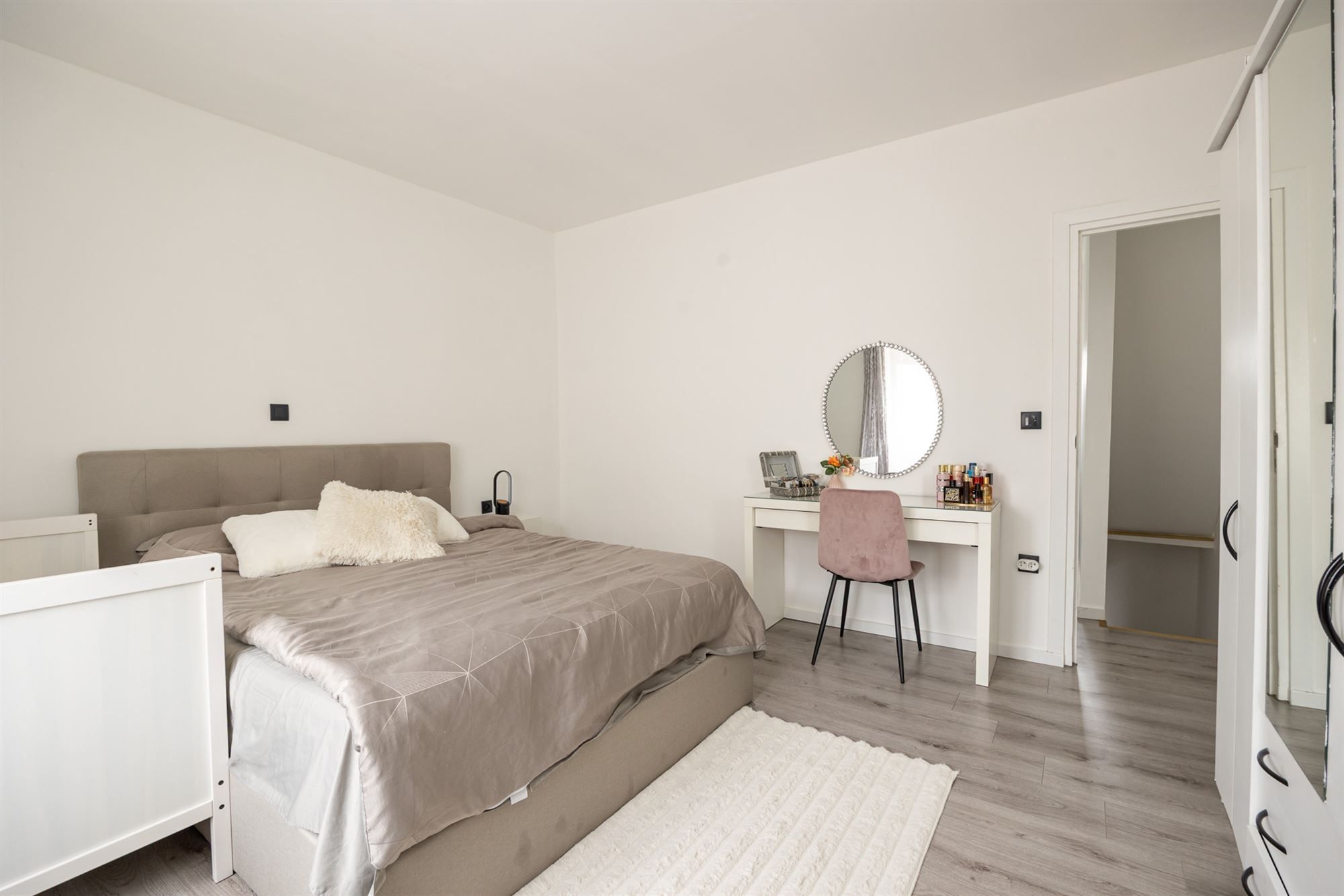 Gerenoveerde woning met drie slaapkamers en terras foto 12